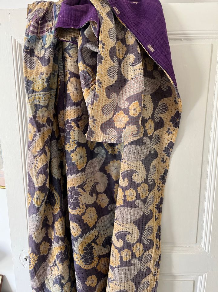 Couvre-lit Kantha vintage violet en coton brodé, réversible