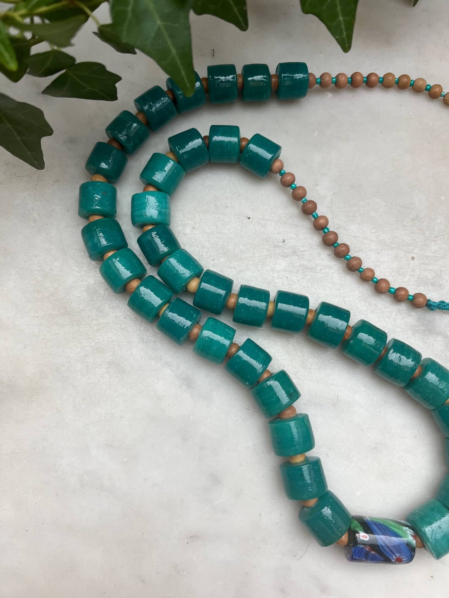 Collier perles artisanales colorées – collier bohème fait main – bleu ou vert