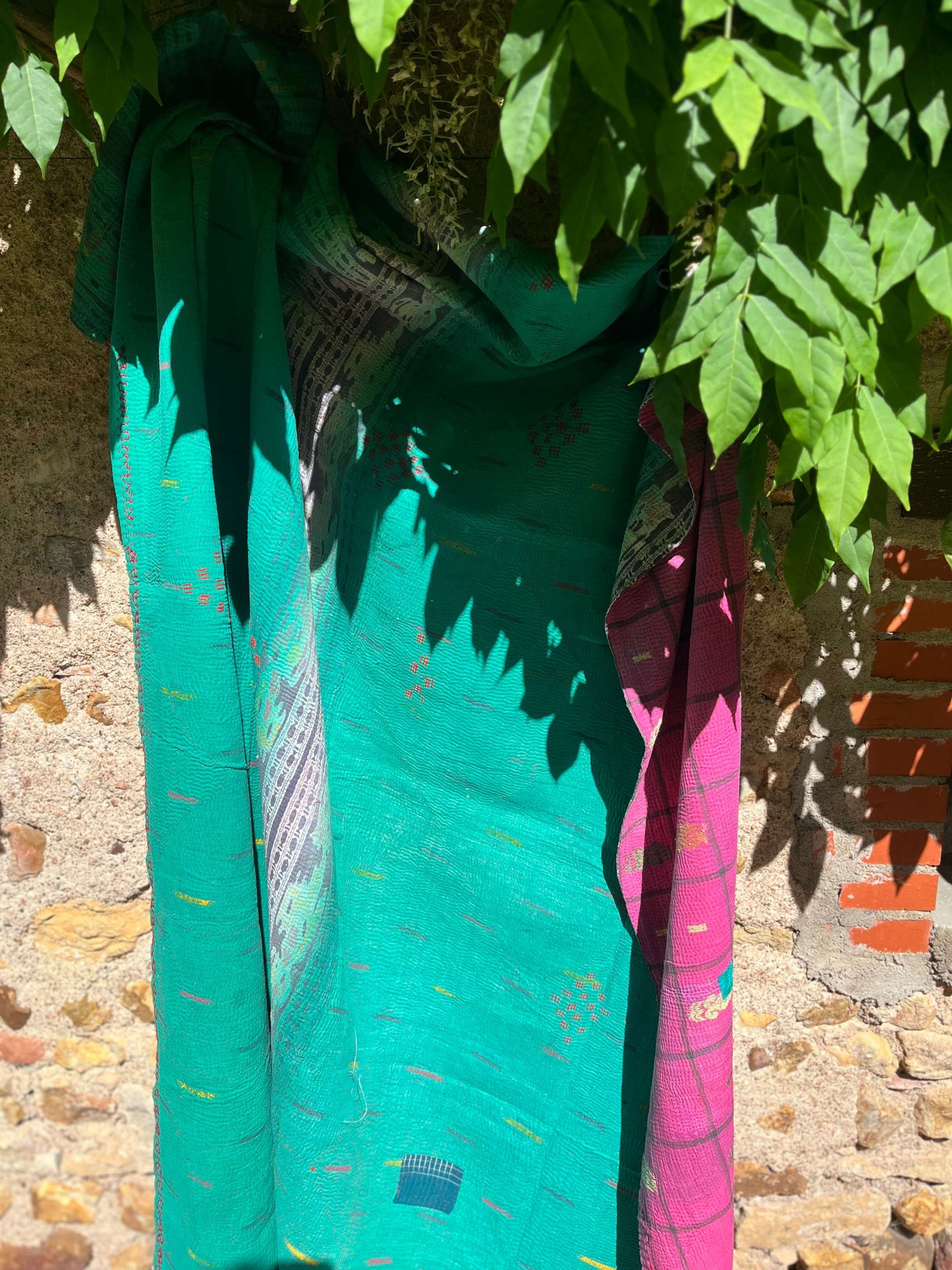 Kantha Indien Réversible Fait Main – Couvre-lit Bohème Fushia en Coton – 150x210 cm