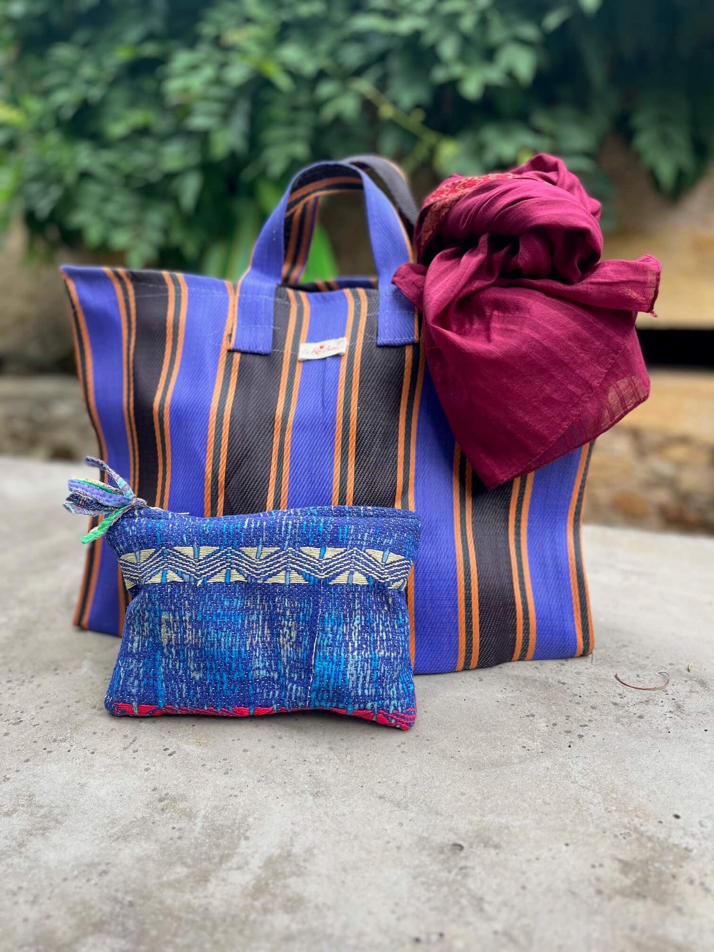Trio Été Prune avec cabas rayé bleu et noir, étole prune et pochette kantha artisanale