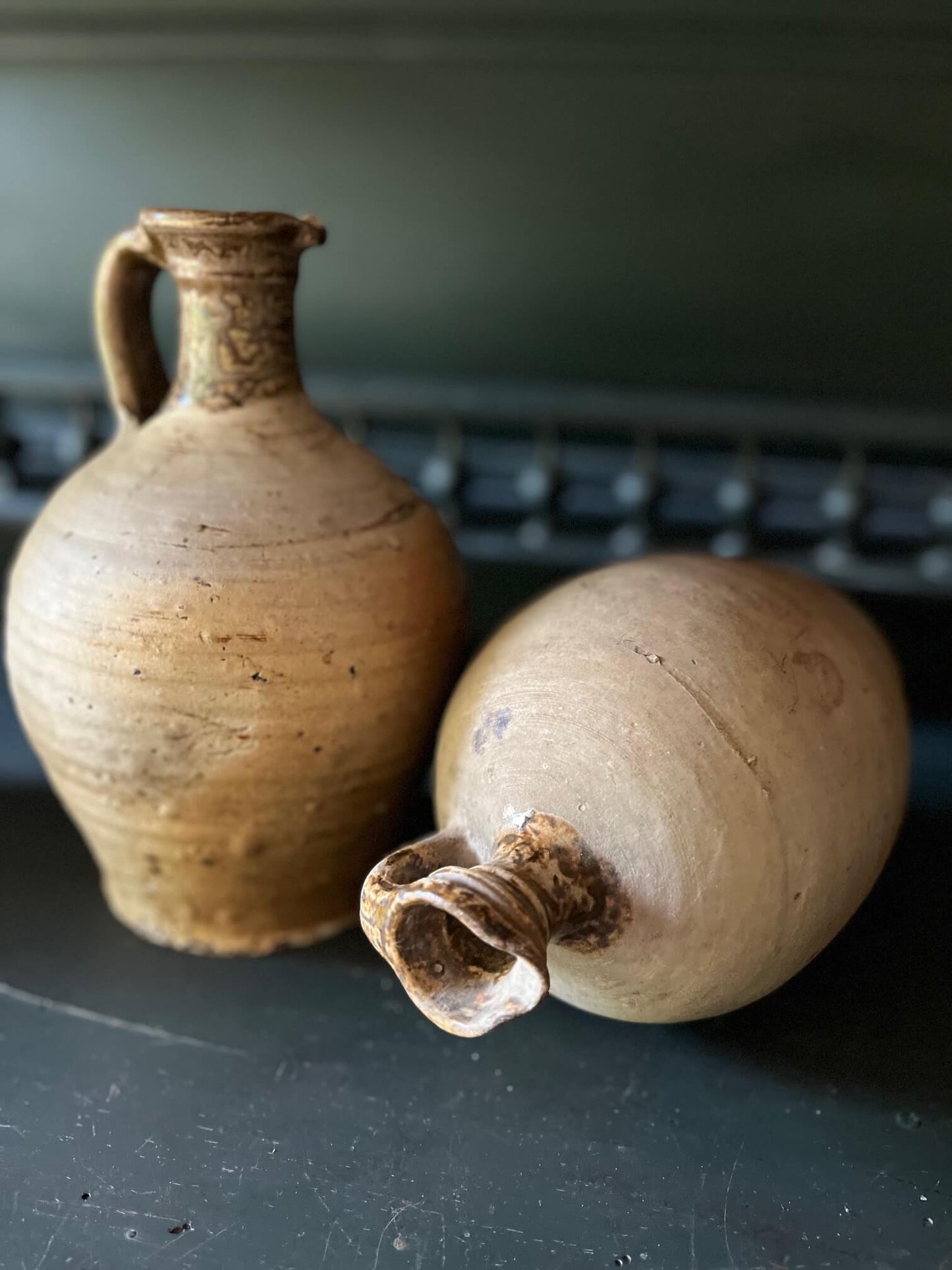 Lot de 2 cruches anciennes vernissées – Terre cuite rustique à anses