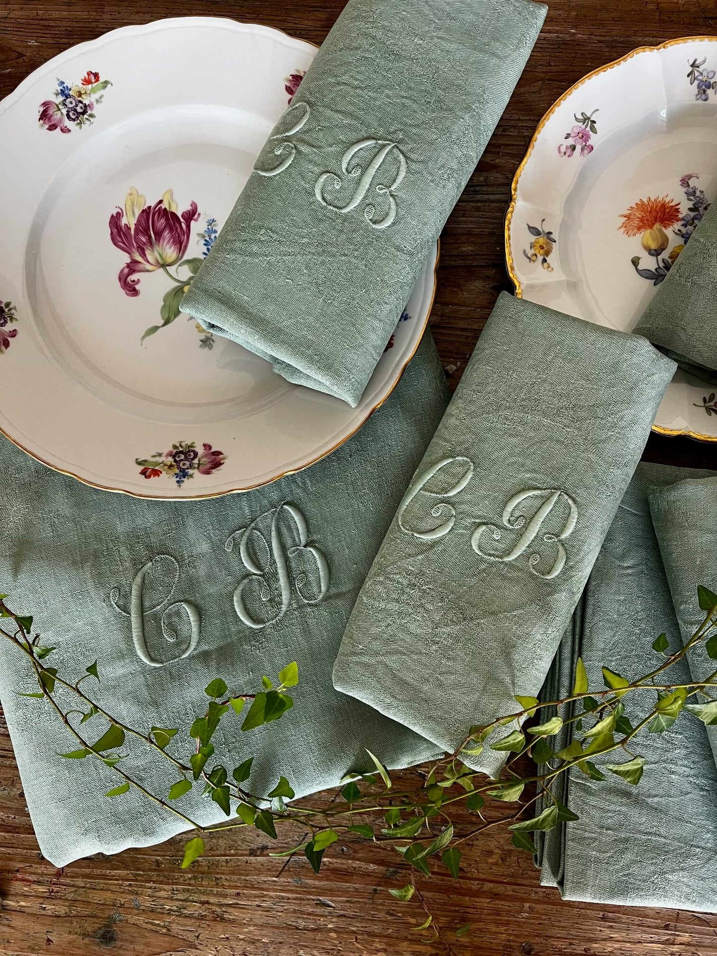 Linge de table vintage avec serviettes anciennes brodées et nappe verte céladon