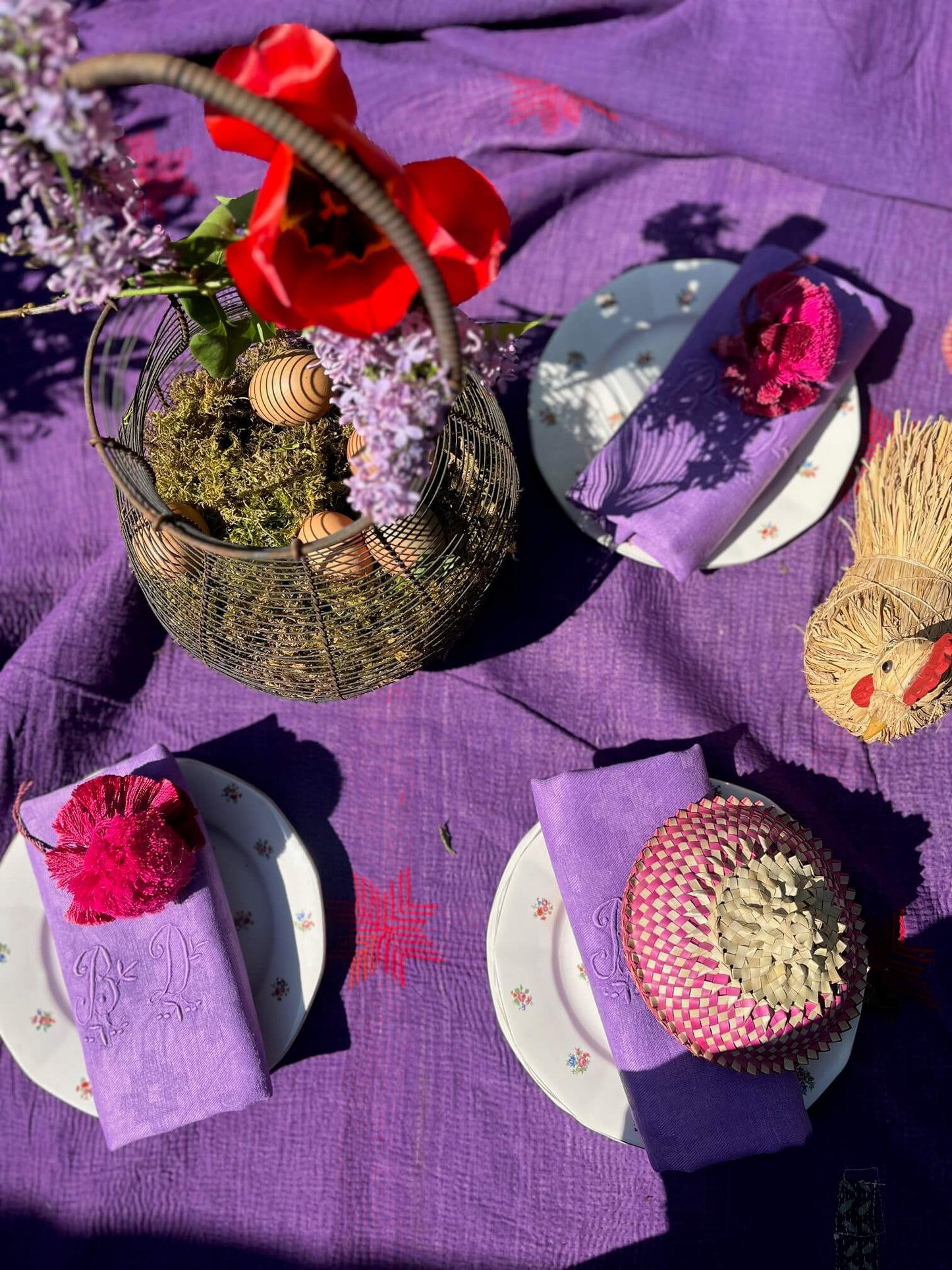 Détail du tissu damassé ancien, coton et lin teinté lilas, texture raffinée