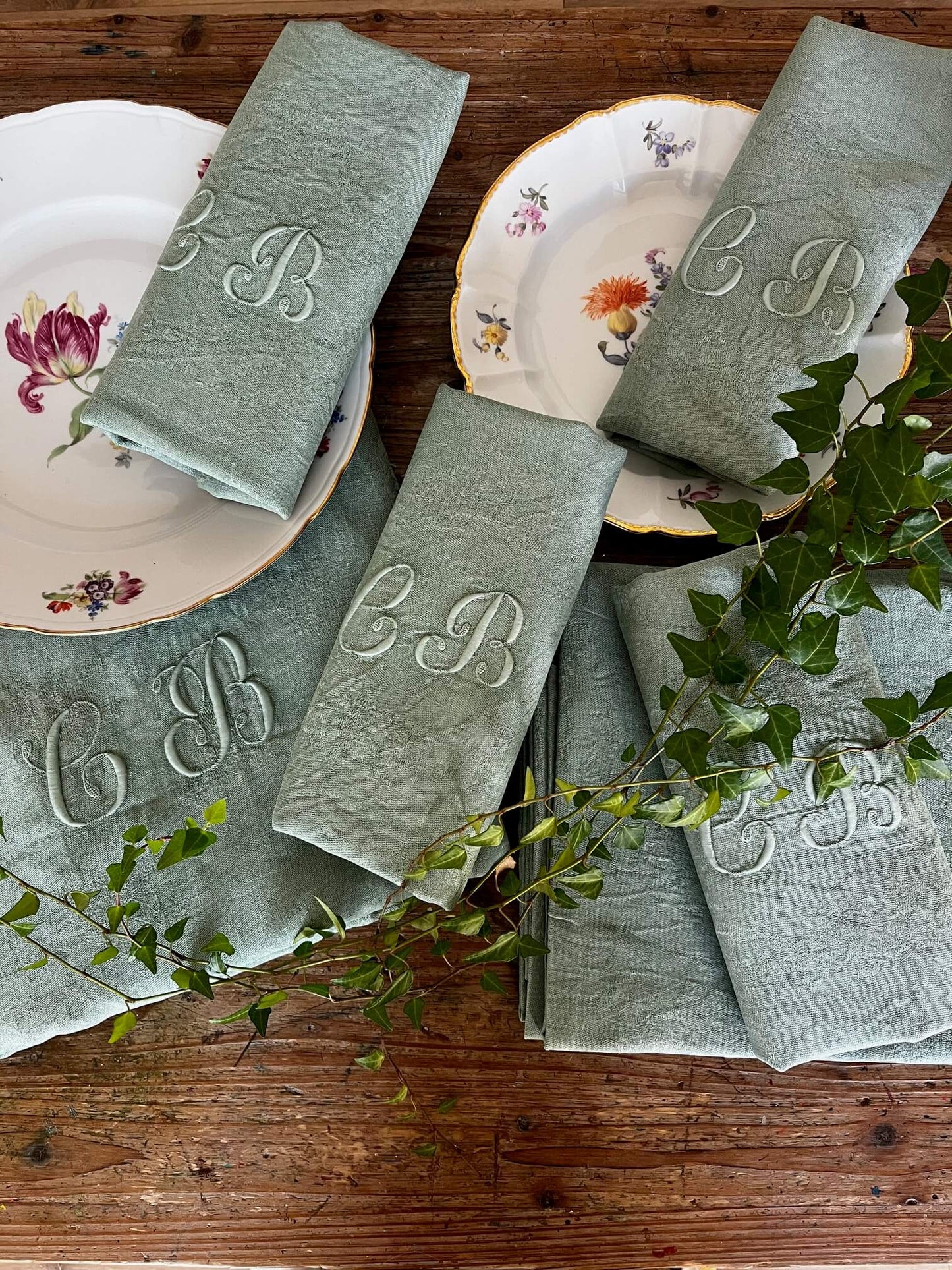 Lot de 9 serviettes anciennes brodées CB teintées en vert céladon
