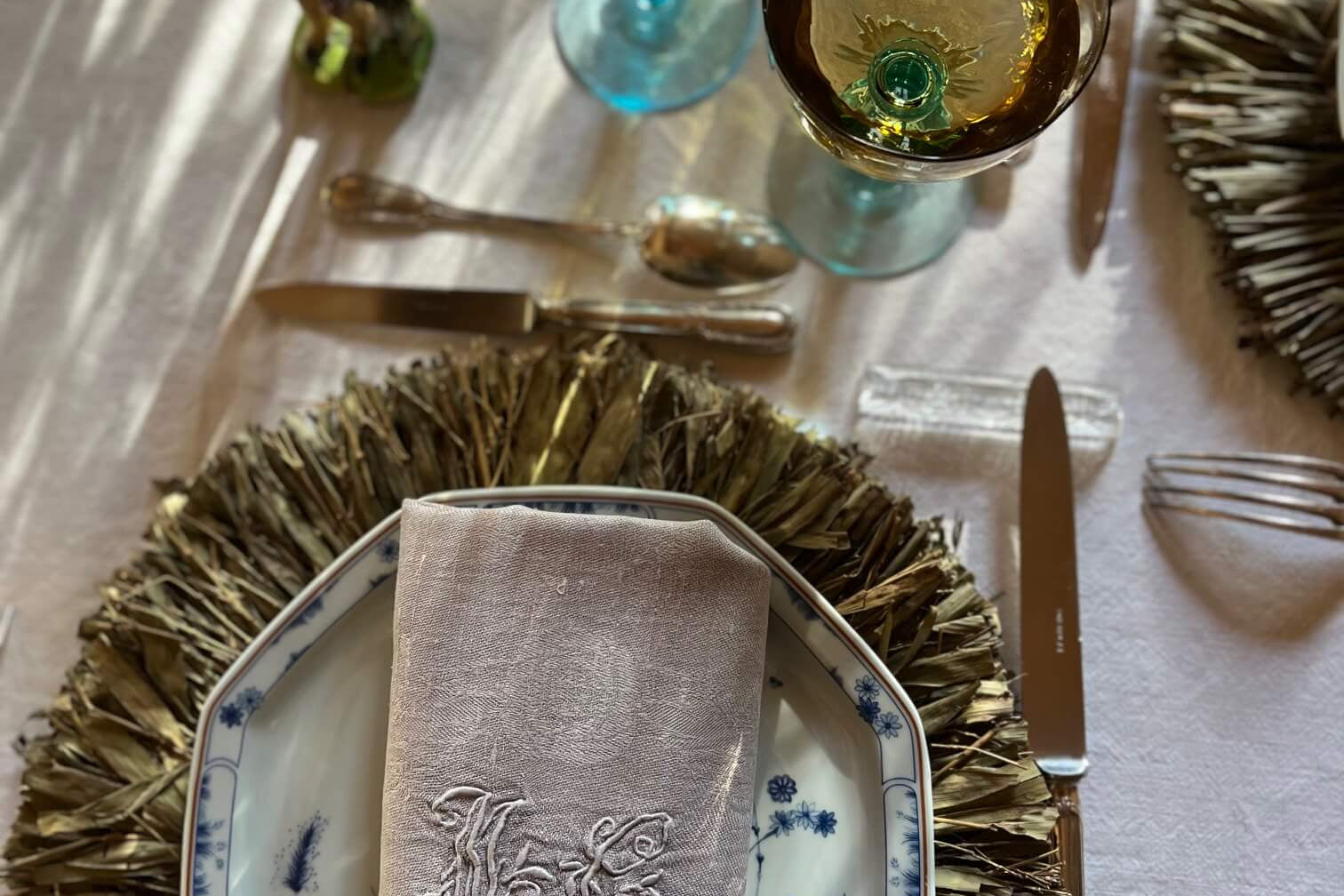 savoir mettre en valeur le linge ancien et sa vaisselle