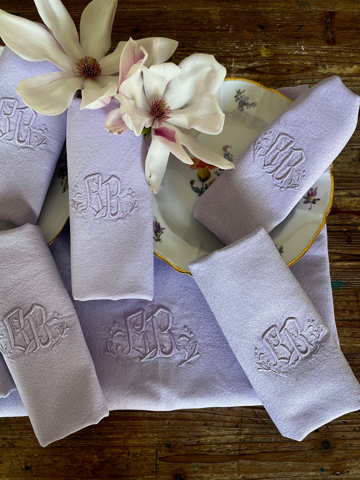 Nappe ancienne teintée en mauve, linge de table vintage avec imperfections plein de charme