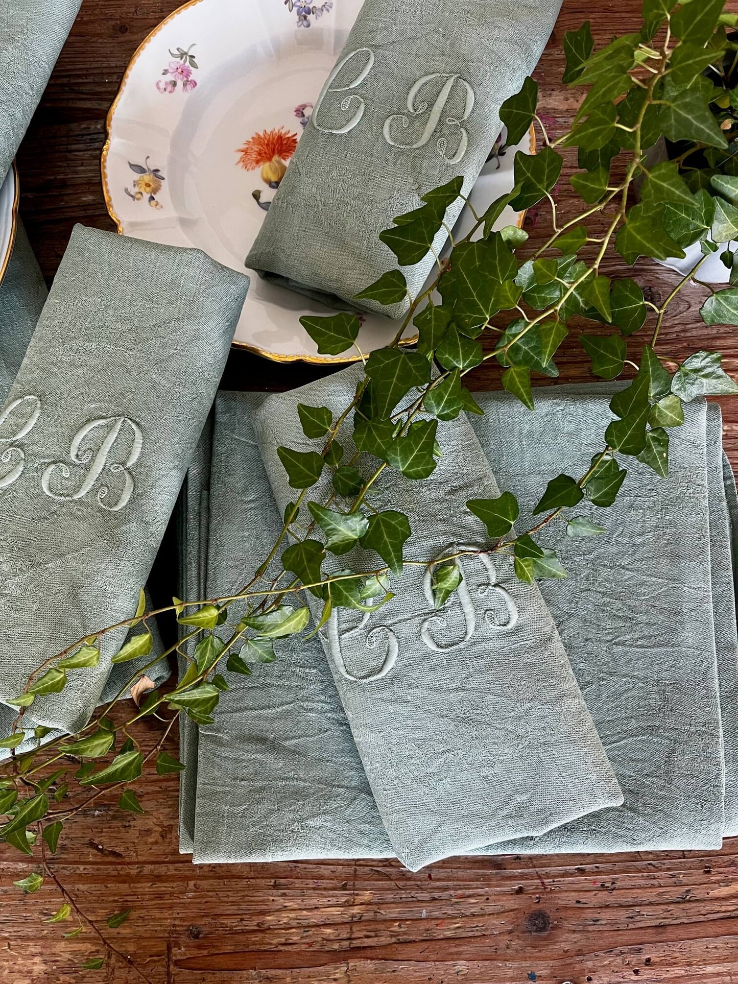 Nappe ancienne teintée en vert céladon, linge de table vintage avec imperfections