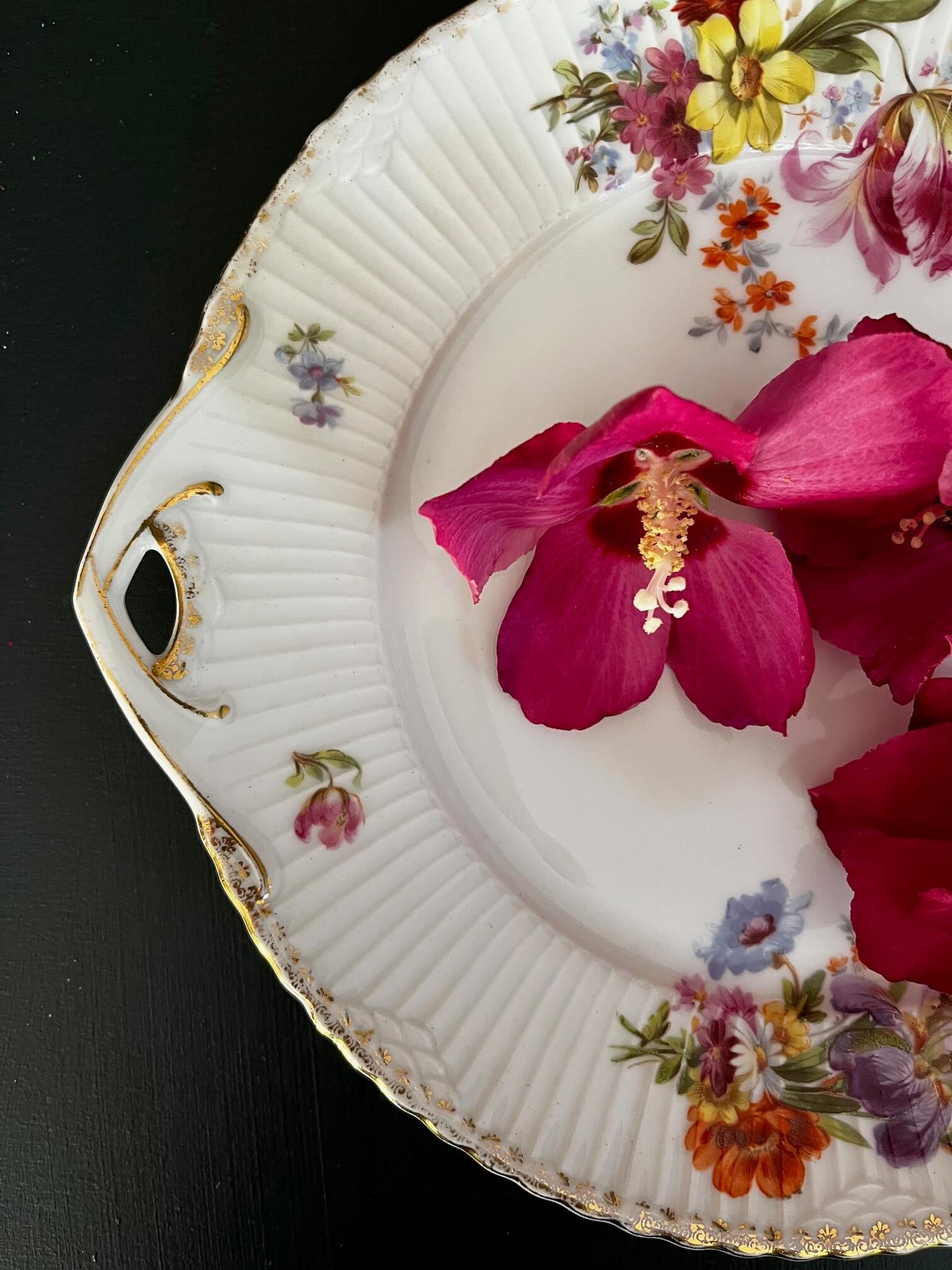 Art de la table français avec plat tarte porcelaine vintage, décoration authentique motifs floraux