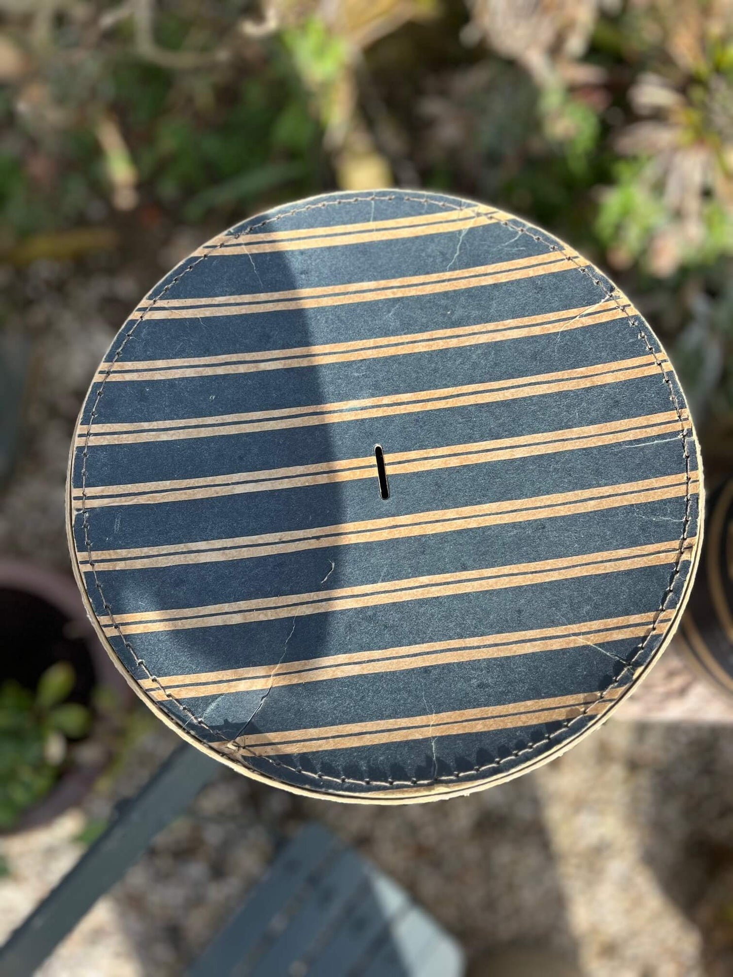 Boîtes anciennes en carton avec motifs noirs et beige, esprit brocante chic