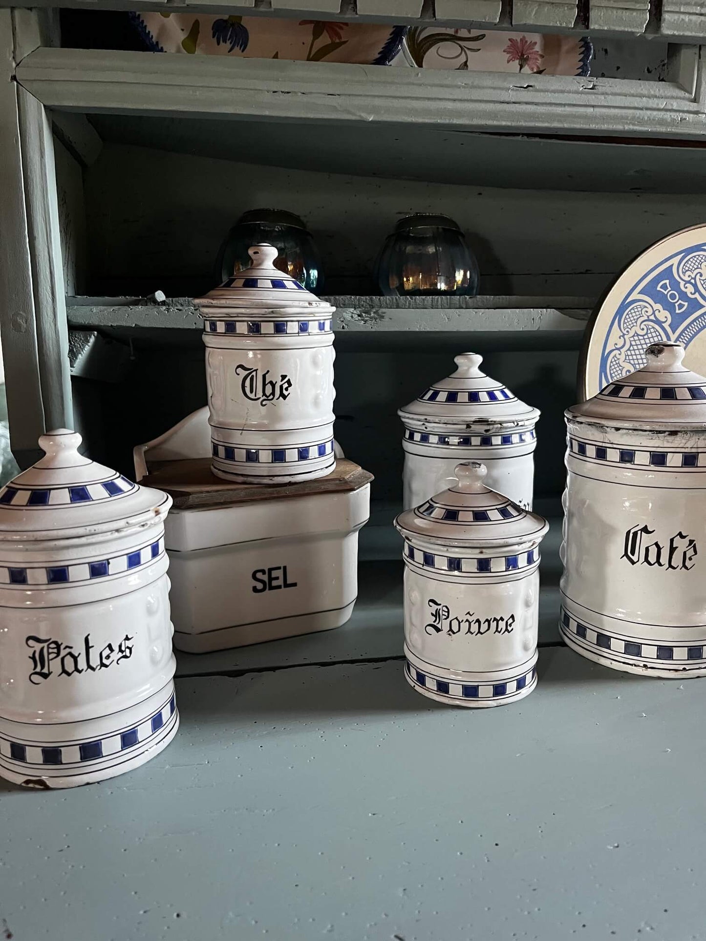 Lot de 5 boîtes à épices en tôle émaillée blanche et bleue, style brocante vintage
