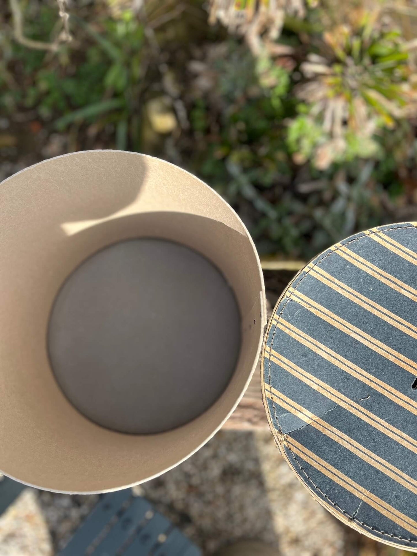 Boîtes de rangement en carton noir et beige, parfaites pour une déco rétro