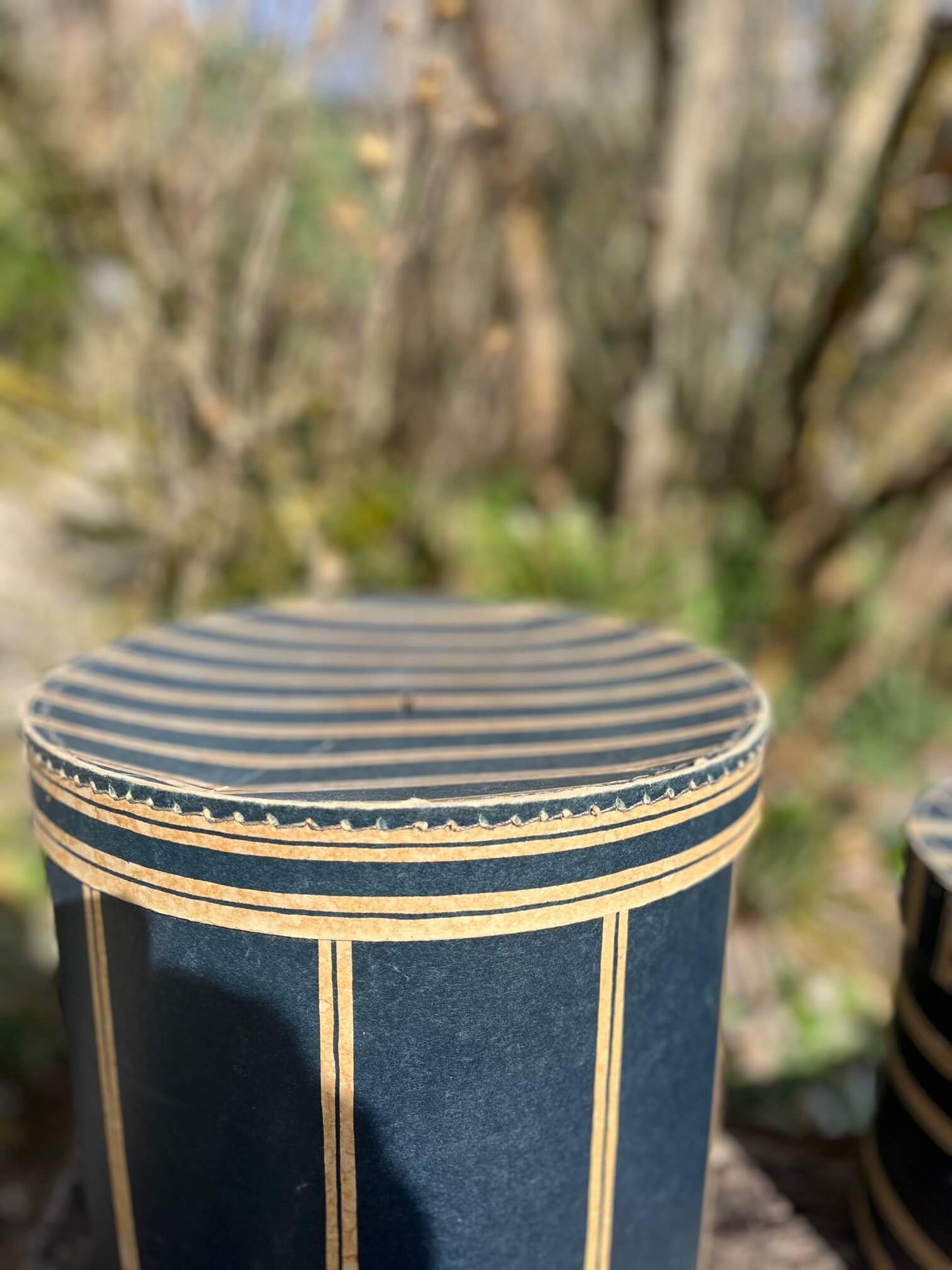 Boîtes anciennes en carton rigide, esprit maison de charme et déco authentique