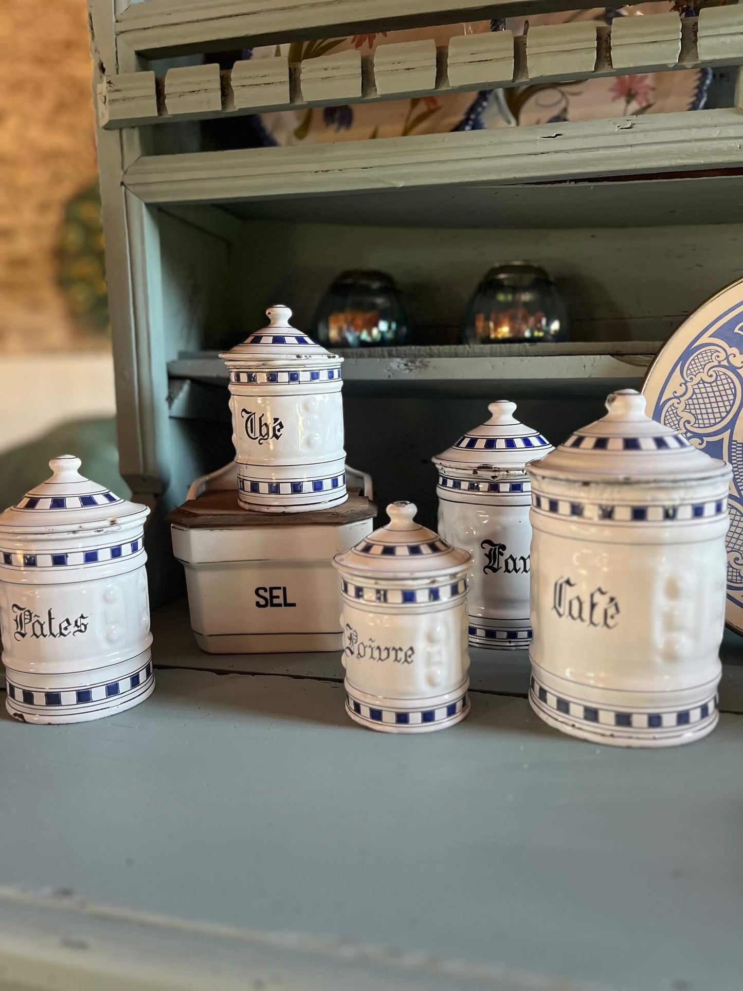 boîtes à épices en tôle émaillée blanche et bleue, style brocante vintage.