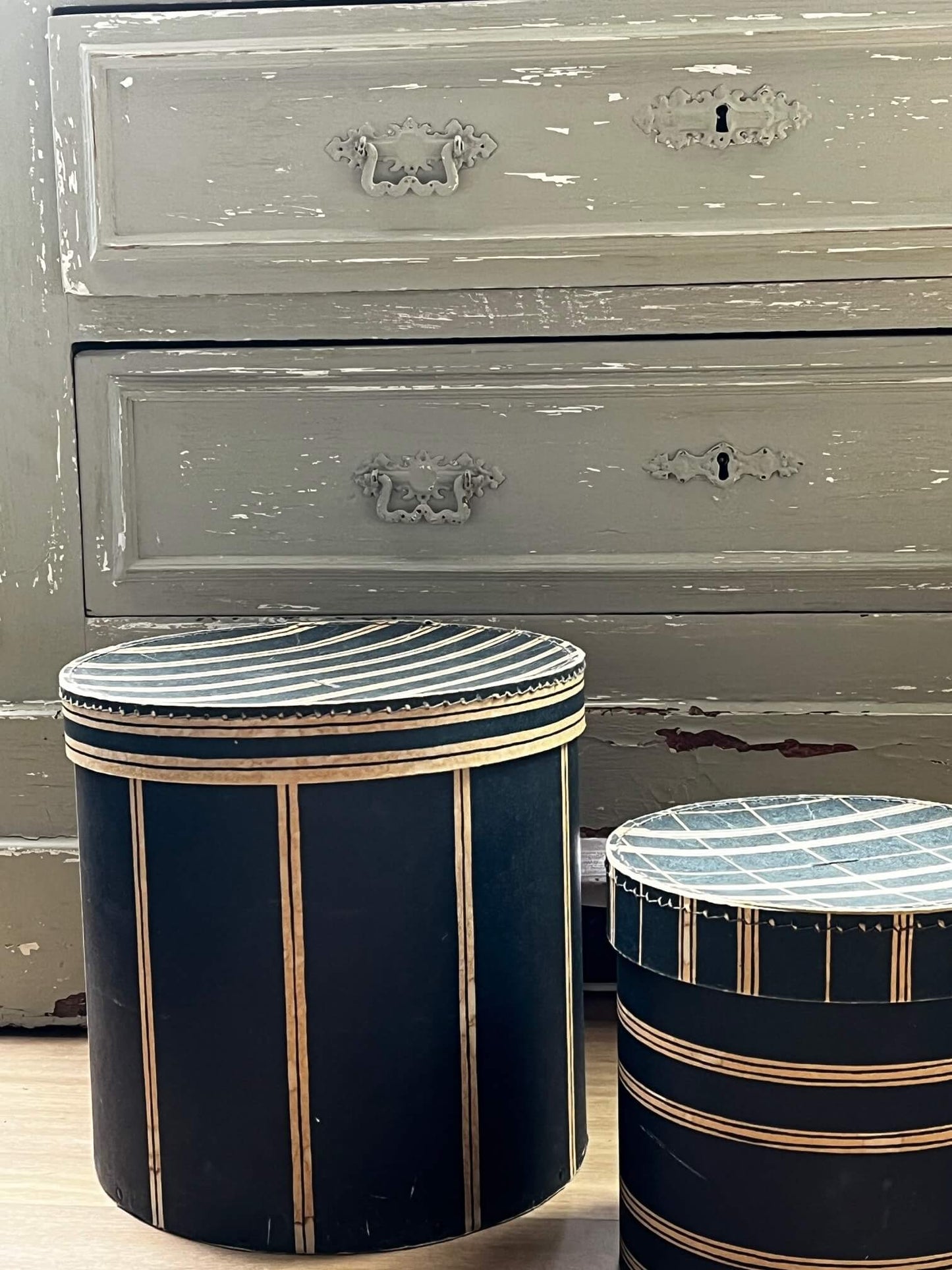 Accessoires de rangement vintage : boîtes rondes noir et doré au style intemporel