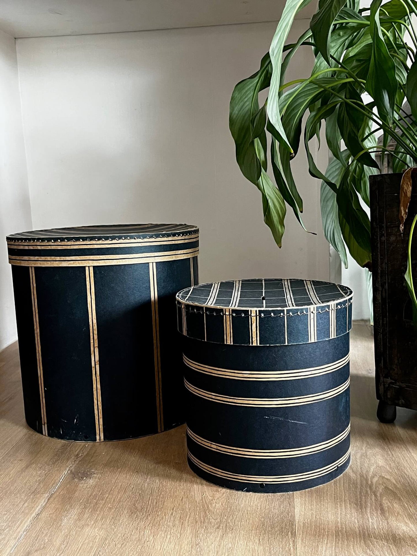 Duo de boîtes rondes patinées noir et beig, parfaites pour une décoration vintage et élégante