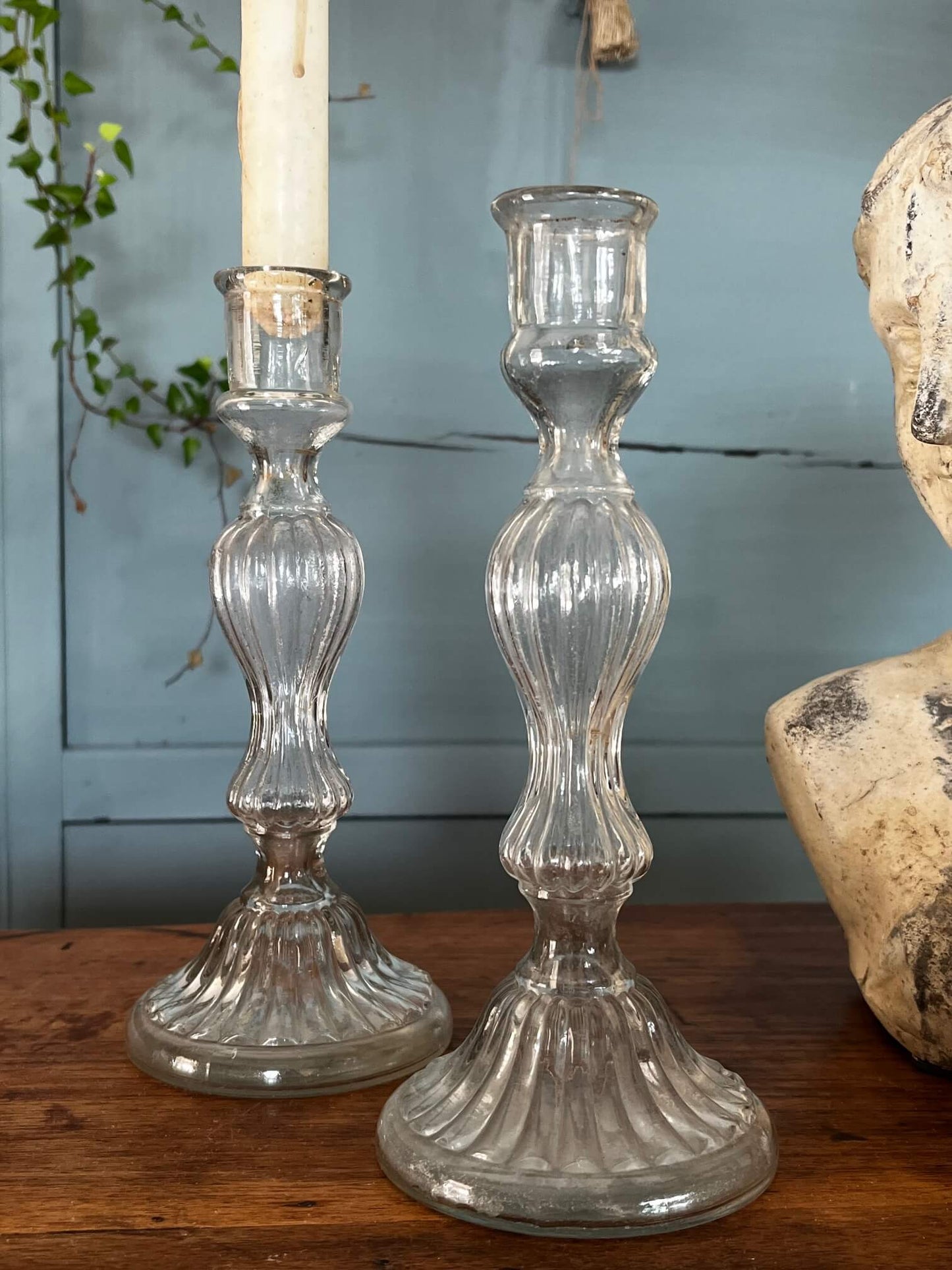 Bougeoirs en verre vintage, parfaits pour une décoration élégante et intemporelle
