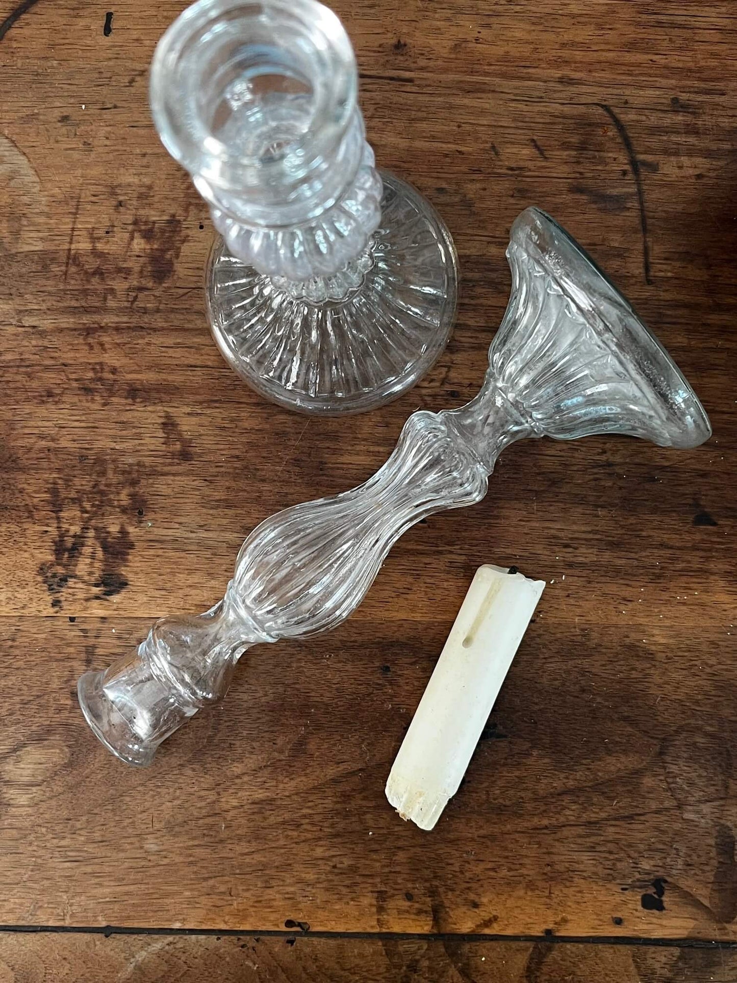 Chandeliers en verre transparents, idéaux pour une table raffinée