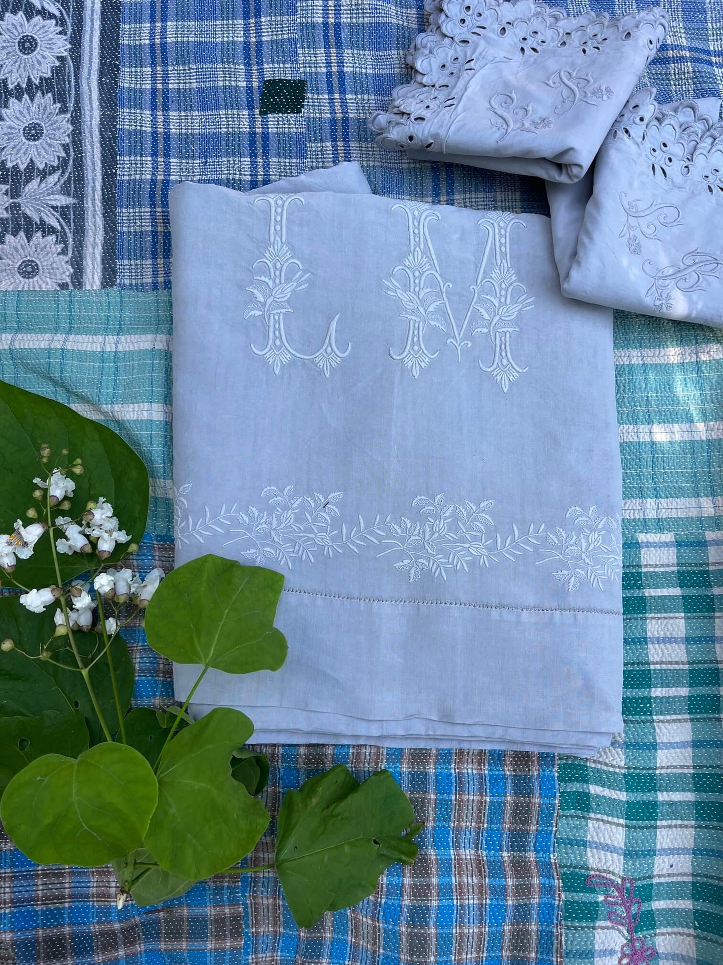 Ambiance chambre bohème avec linge ancien teint et kantha indien réversible