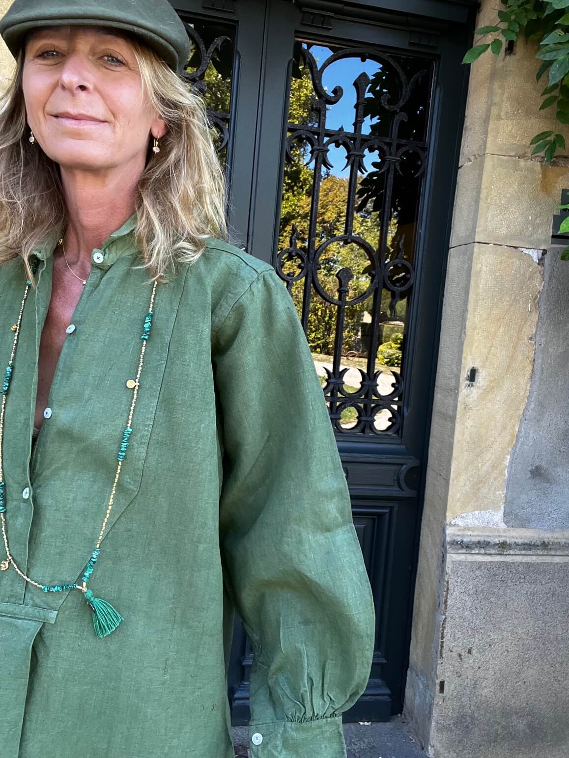 Détail d’une chemise vintage verte en chanvre ancien