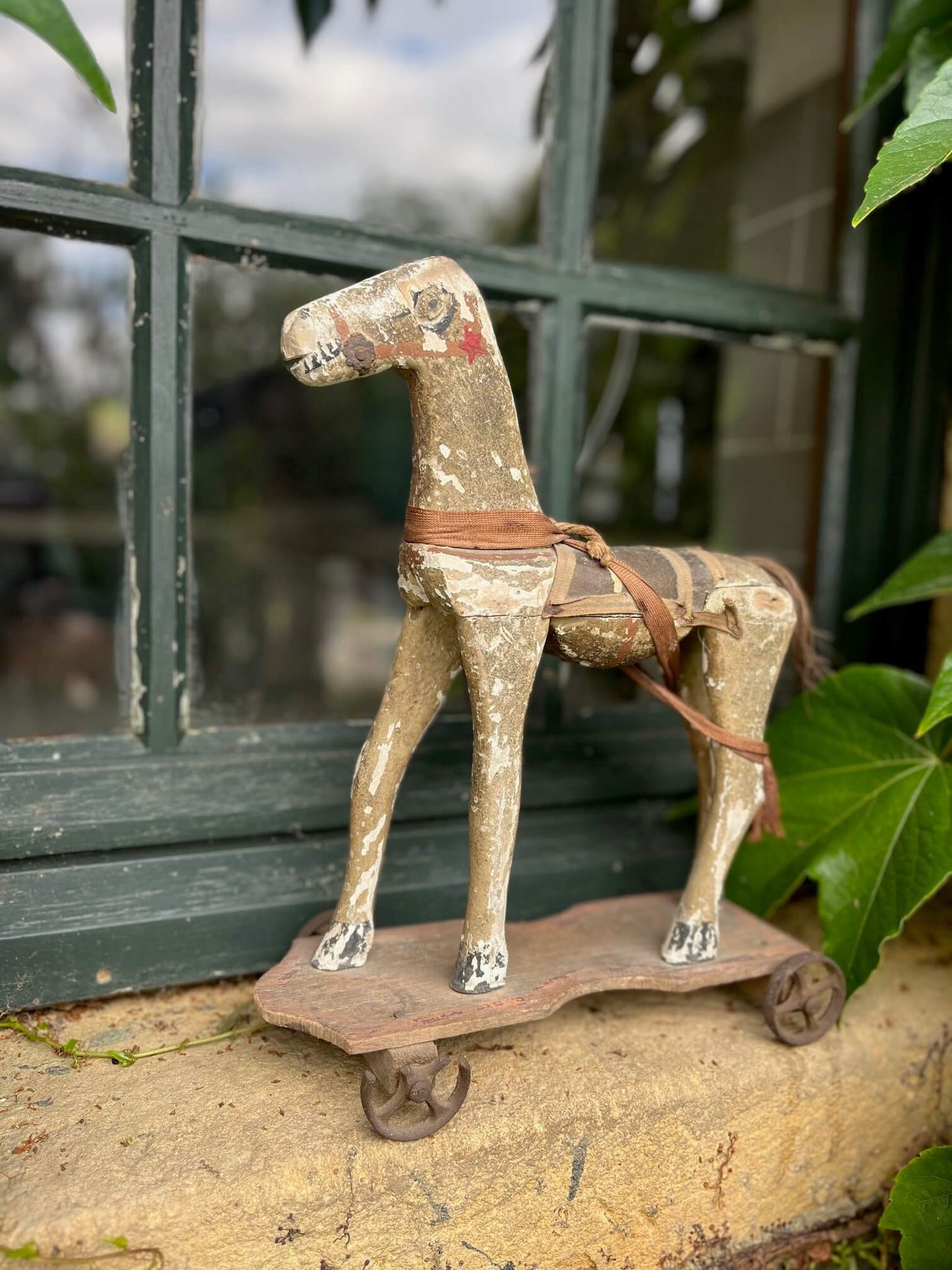 Cheval à bascule ancien en bois avec patine naturelle, style vintage, déco brocante authentique