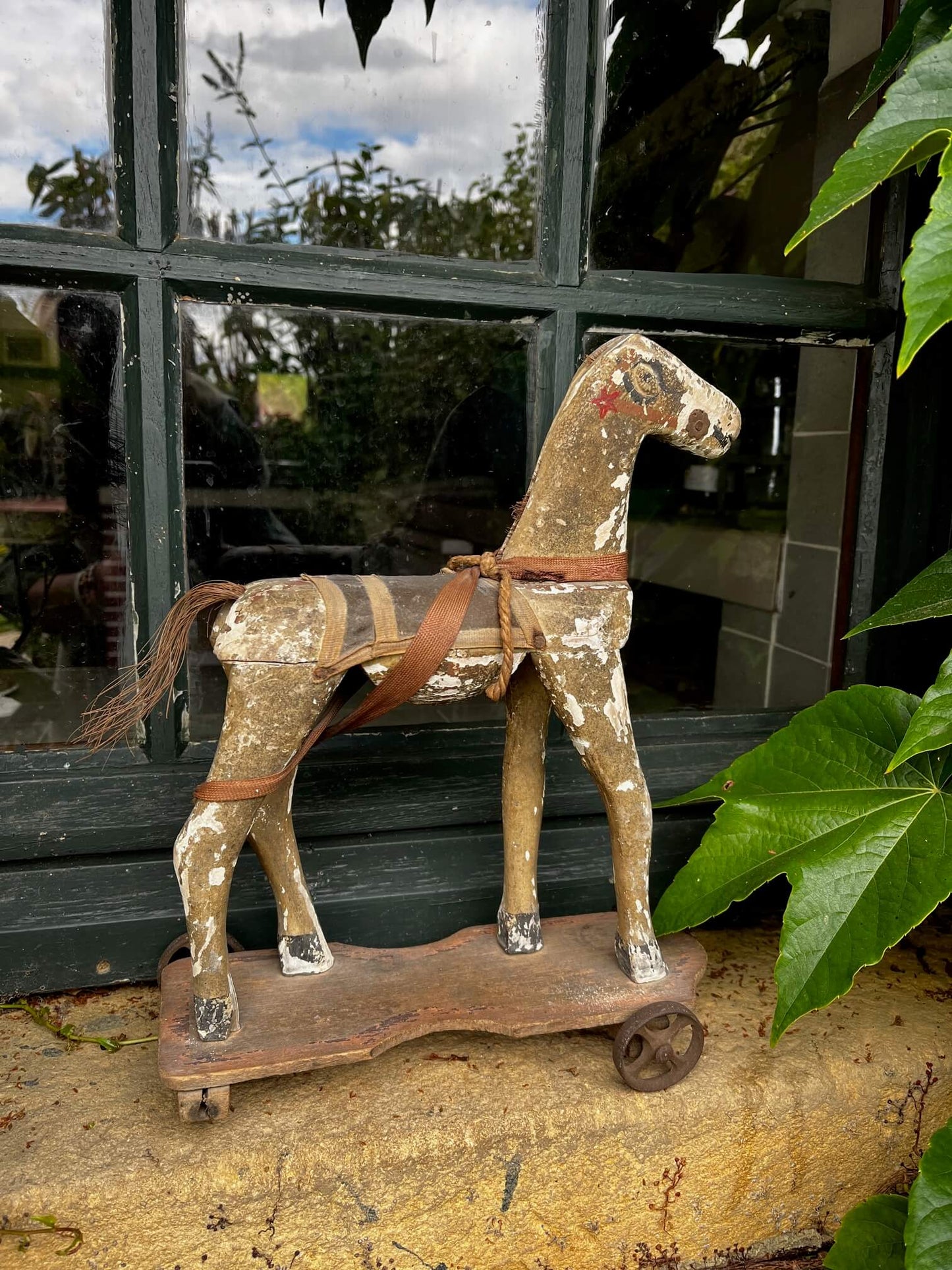 Cheval à bascule ancien avec roulettes manquantes, bois vieilli dans son jus, objet chiné de caractère