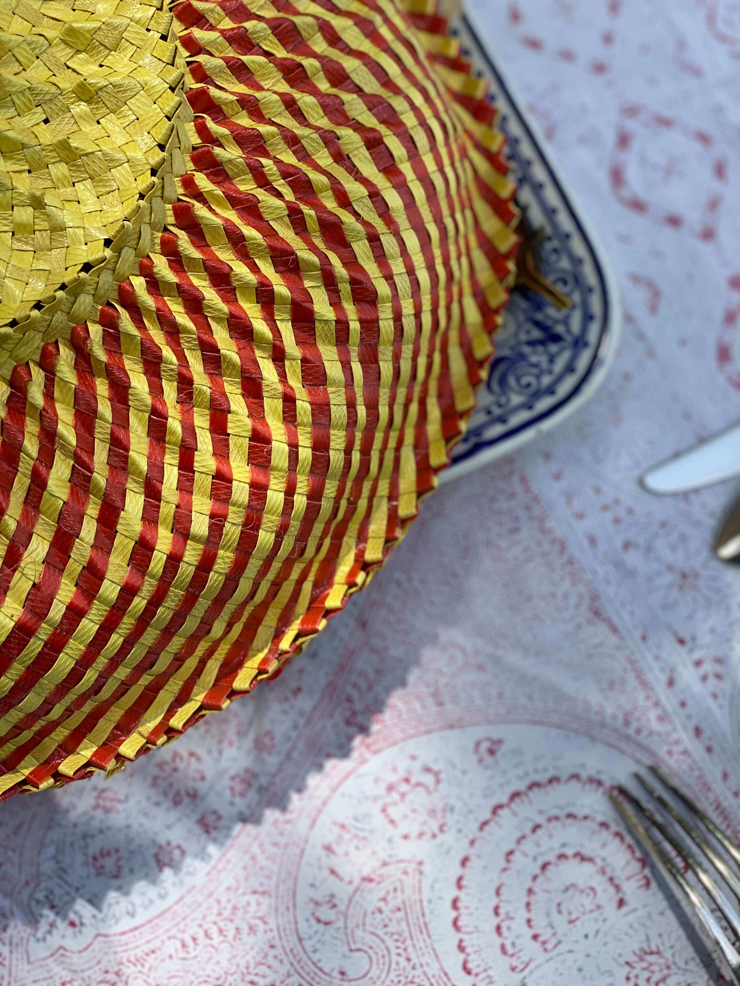 Cloche alimentaire en bambou sur table vintage pour une décoration authentique