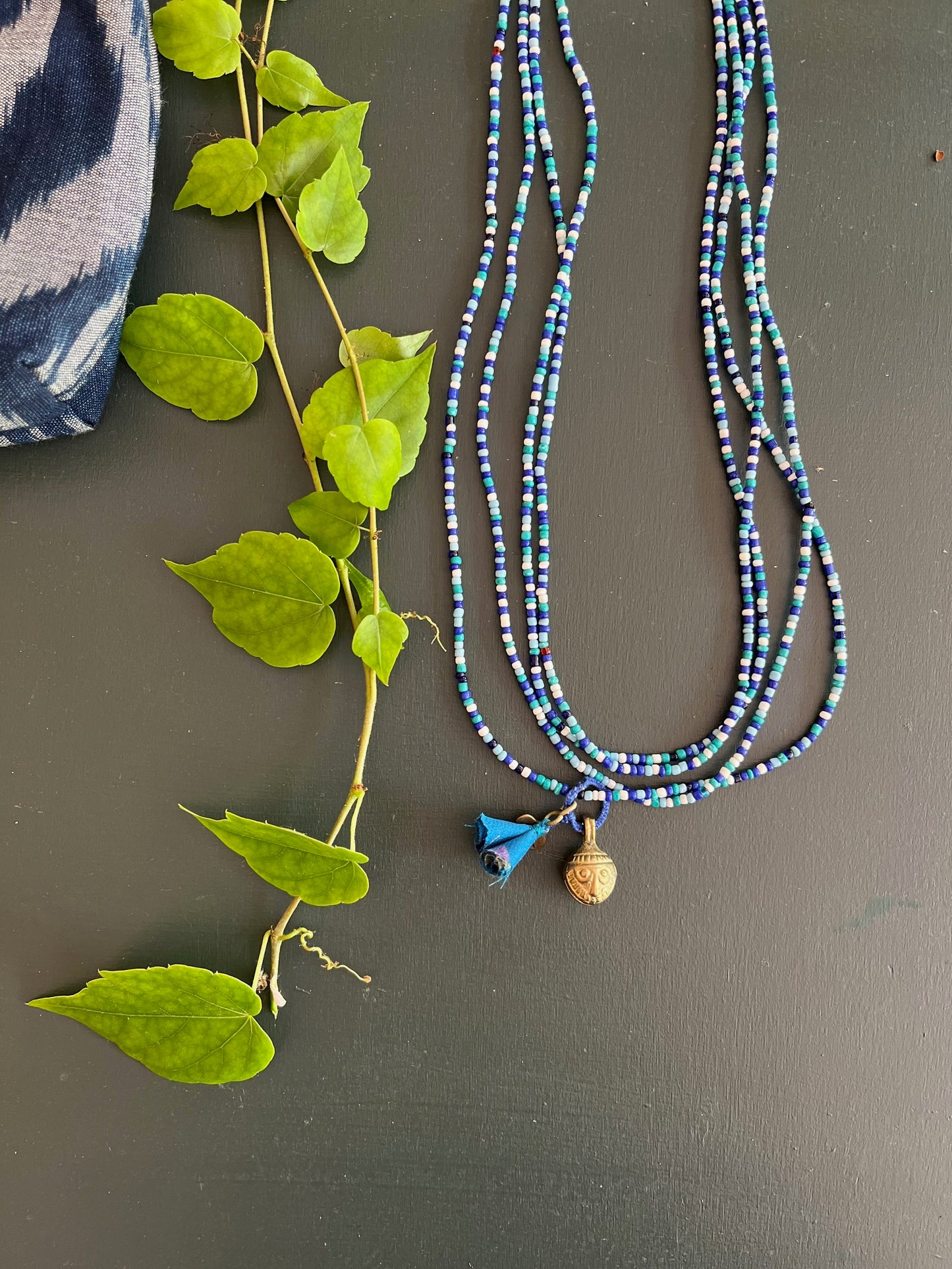 Collier mala bleu porté en sautoir, bijou artisanal