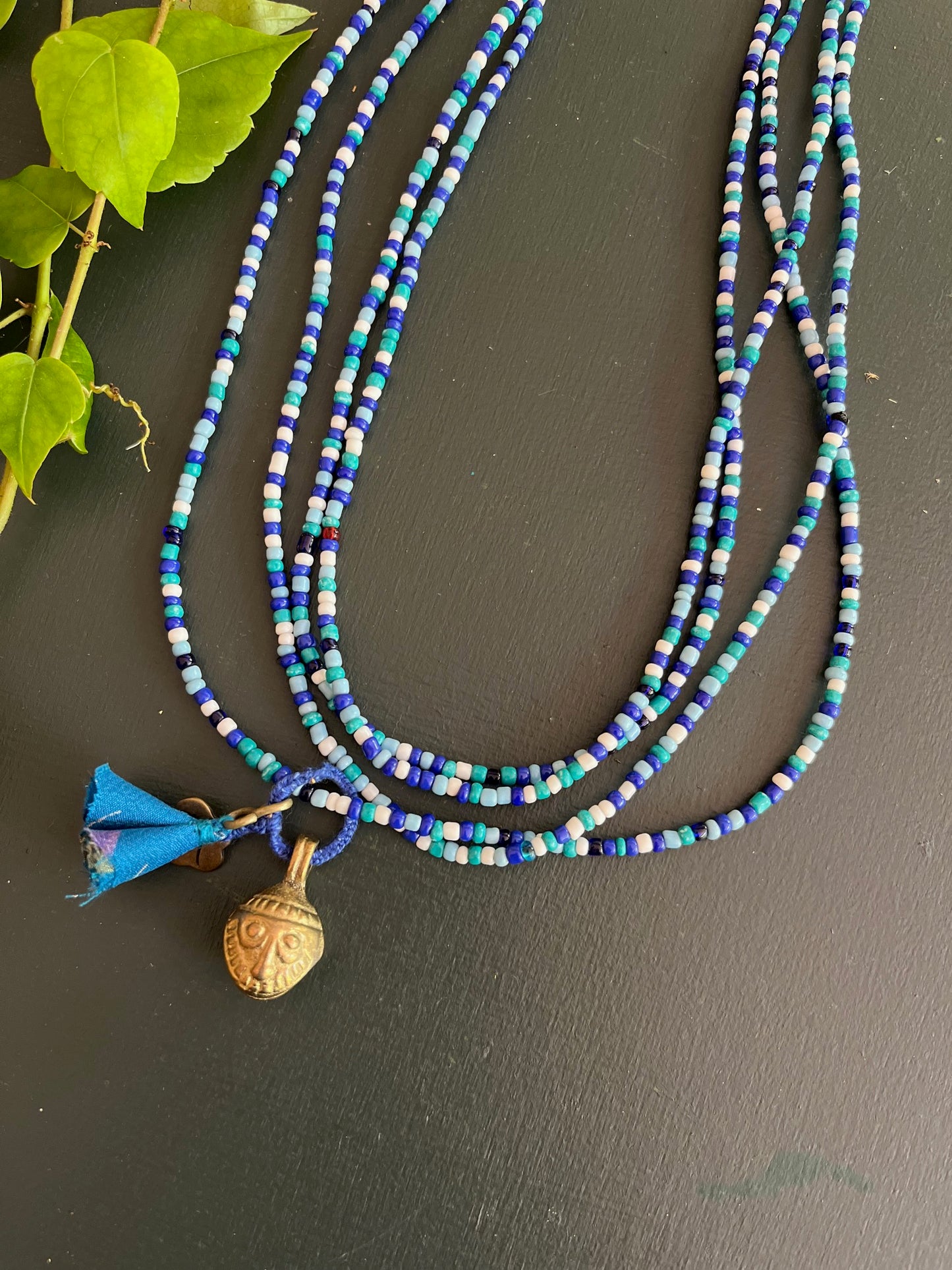 Collier mala bleu en double tour, longueur 135 cm