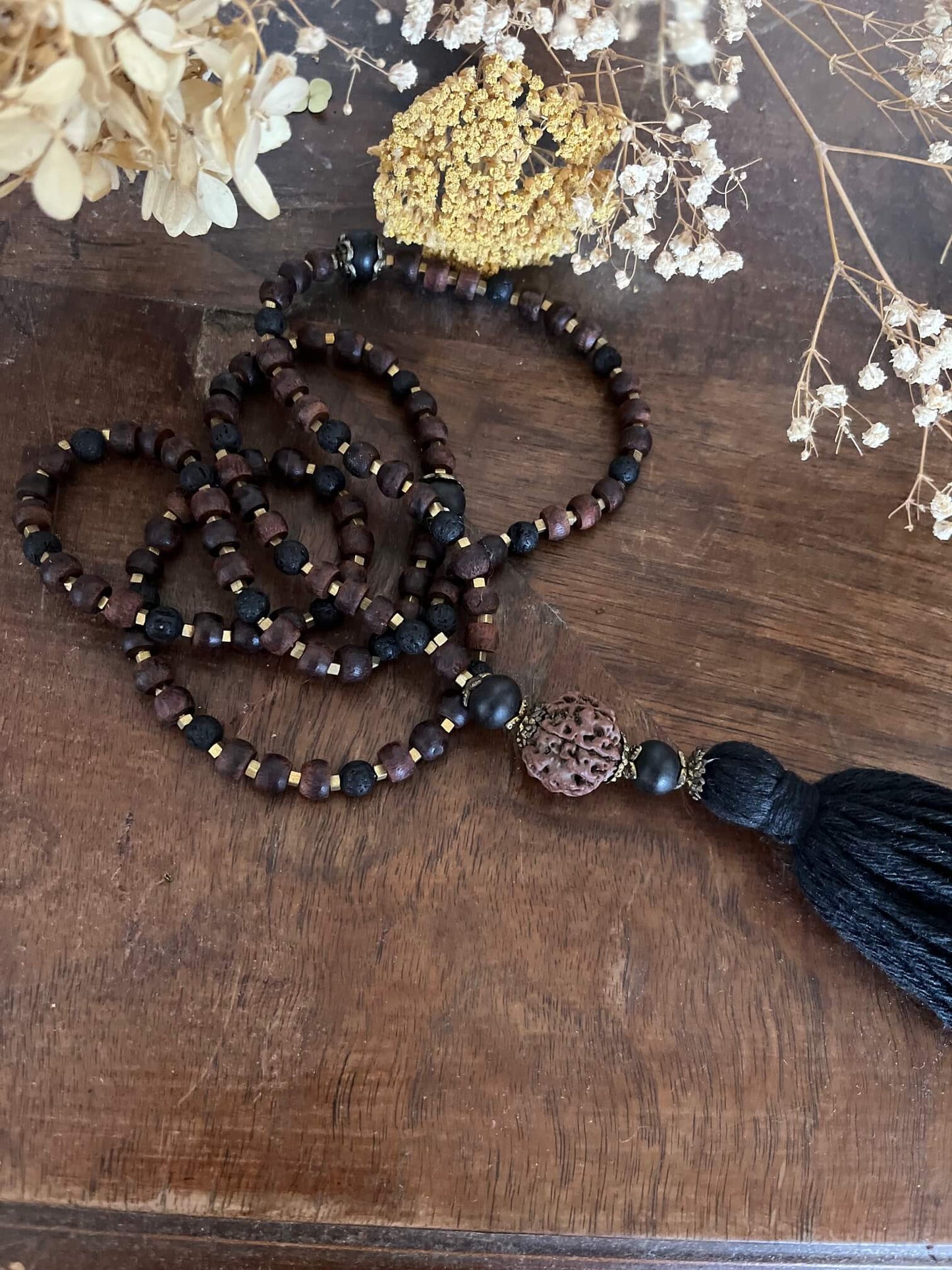 Collier Mala Mother Earth porté, bijou spirituel pour méditation et yoga