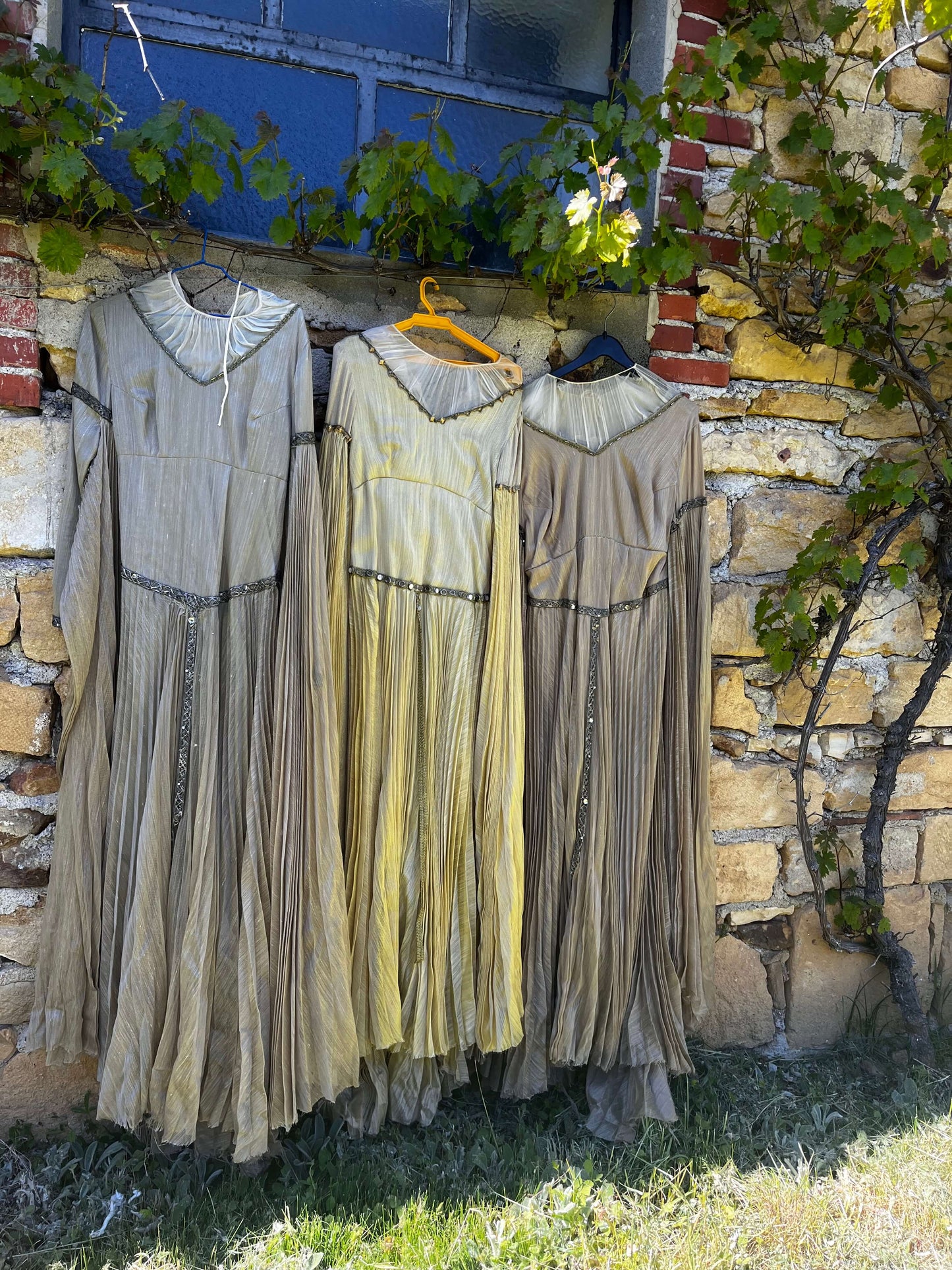 Costumes de théâtre anciens avec robes longues plissées style opéra