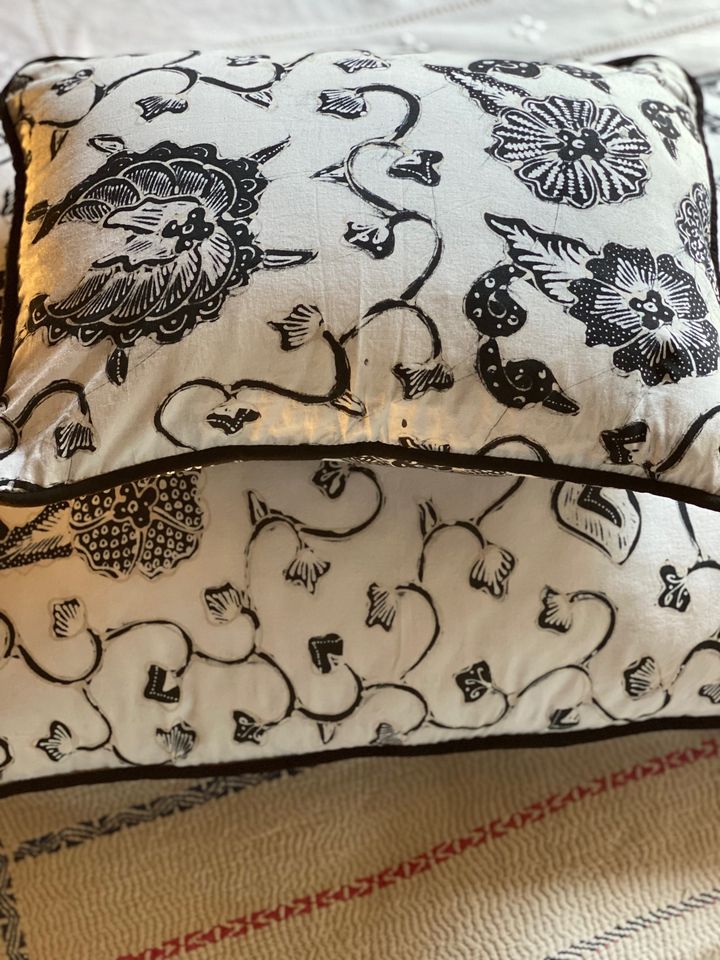 Coussins décoratifs noir et blanc pour salon ou chambre