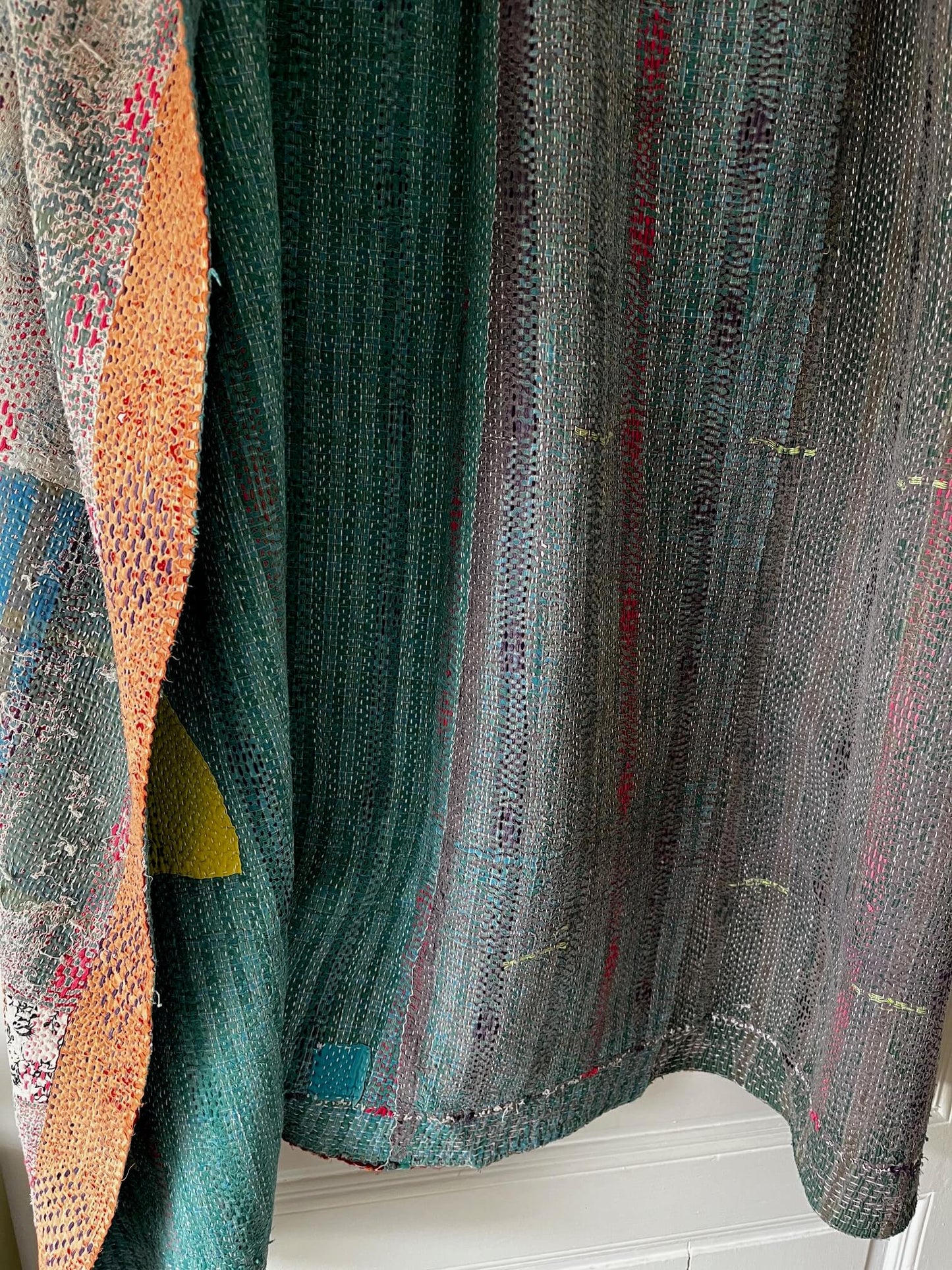 Kantha indien fait main – jeté de lit en coton brodé gris et bleu