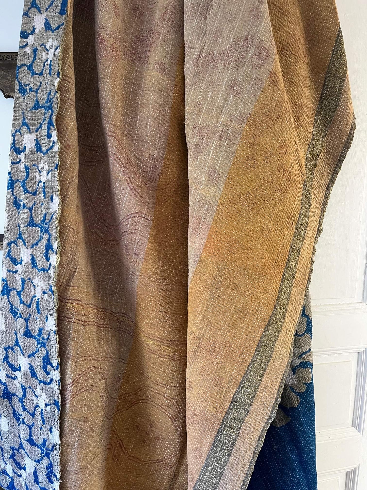 Couvre-lit kantha artisanal, face beige et rosée, parfait en jeté de lit ou nappe bohème