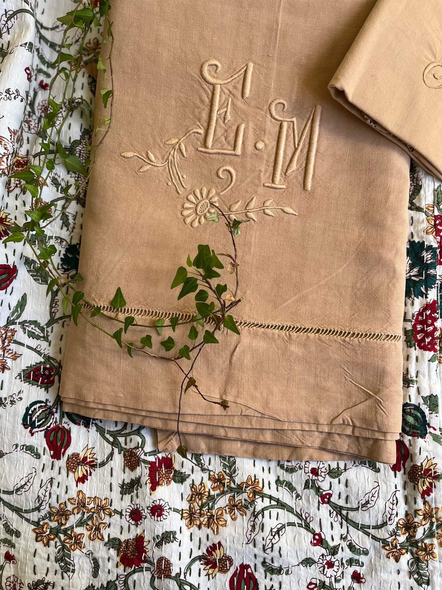 "couvre-lit kantha printanier en coton fleuri