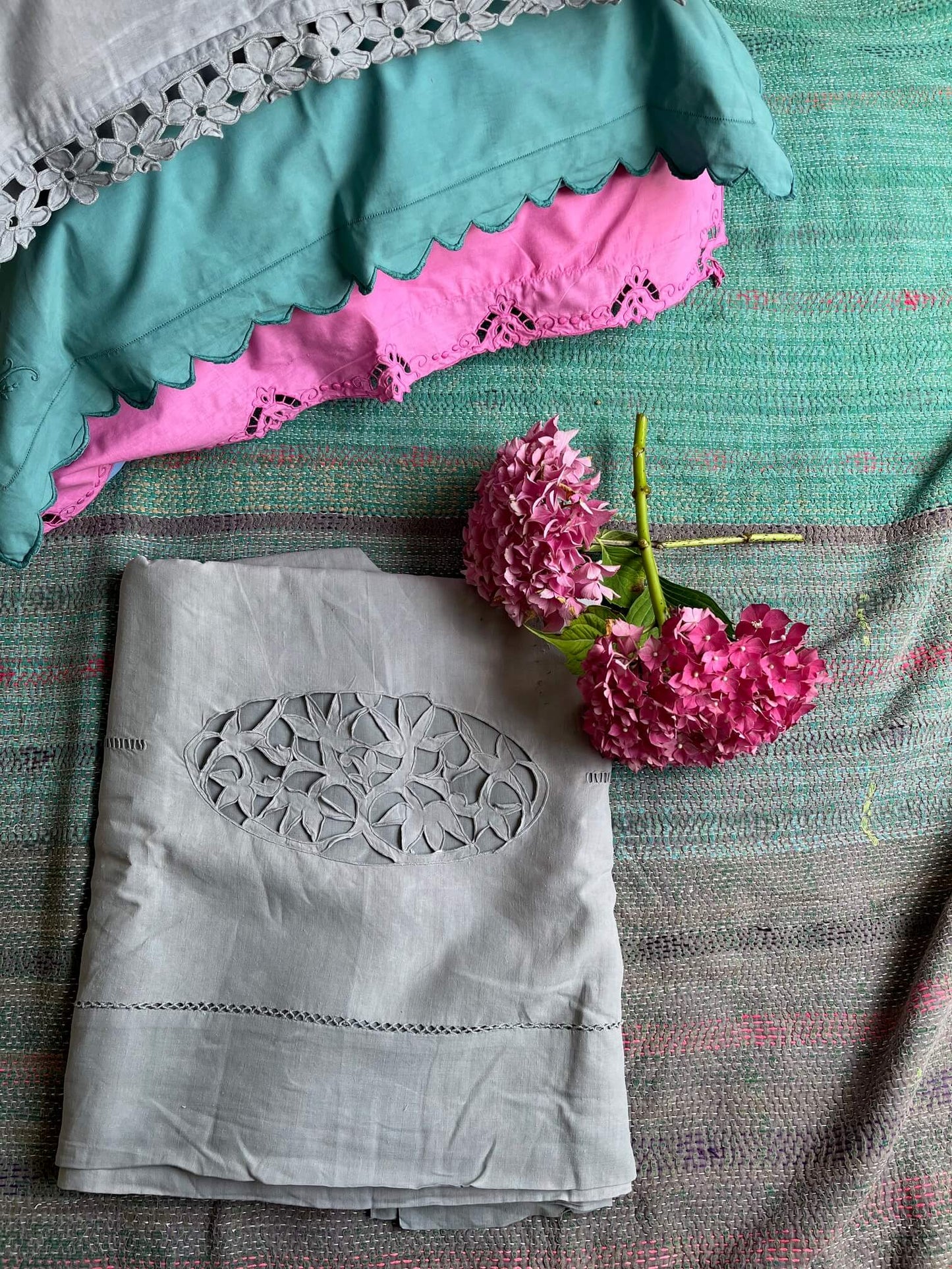 Couvre-lit Kantha bleu gris cousu main – pièce unique venue d’Inde