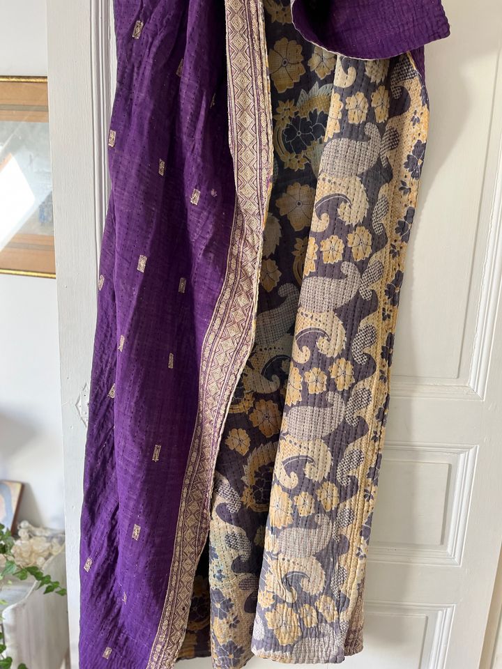 Détail des broderies artisanales sur un couvre-lit Kantha vintage en coton