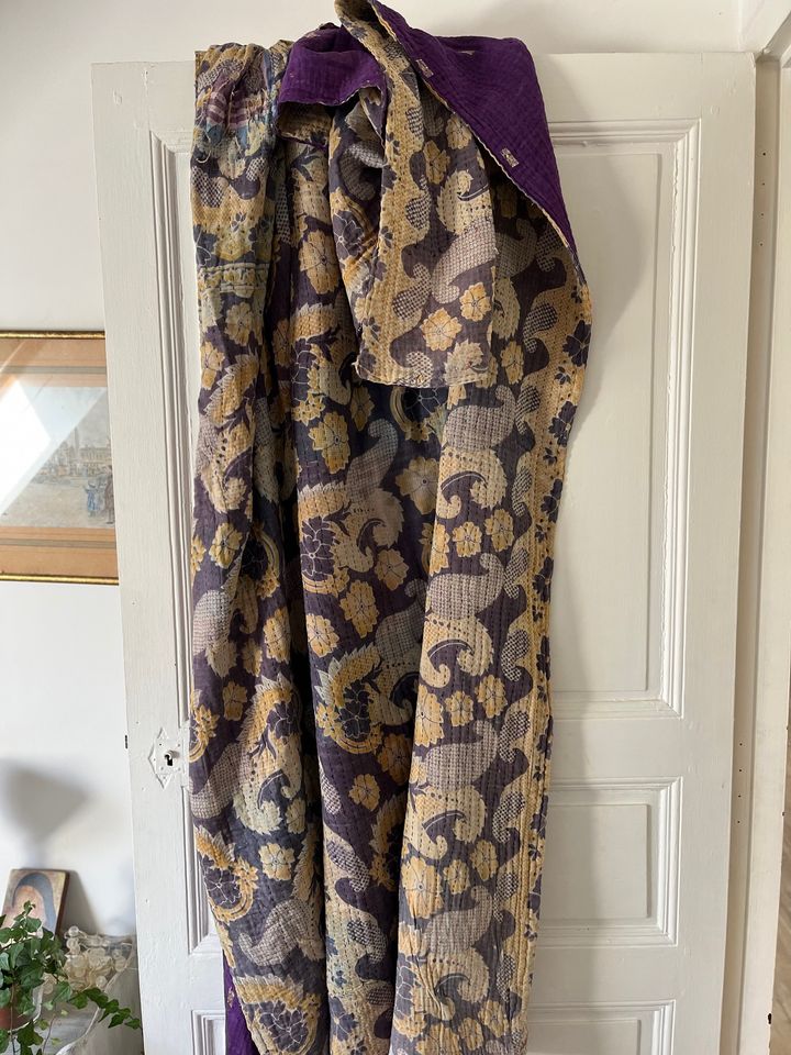 Couvre-lit Kantha vintage violet en coton brodé, fait main, réversible