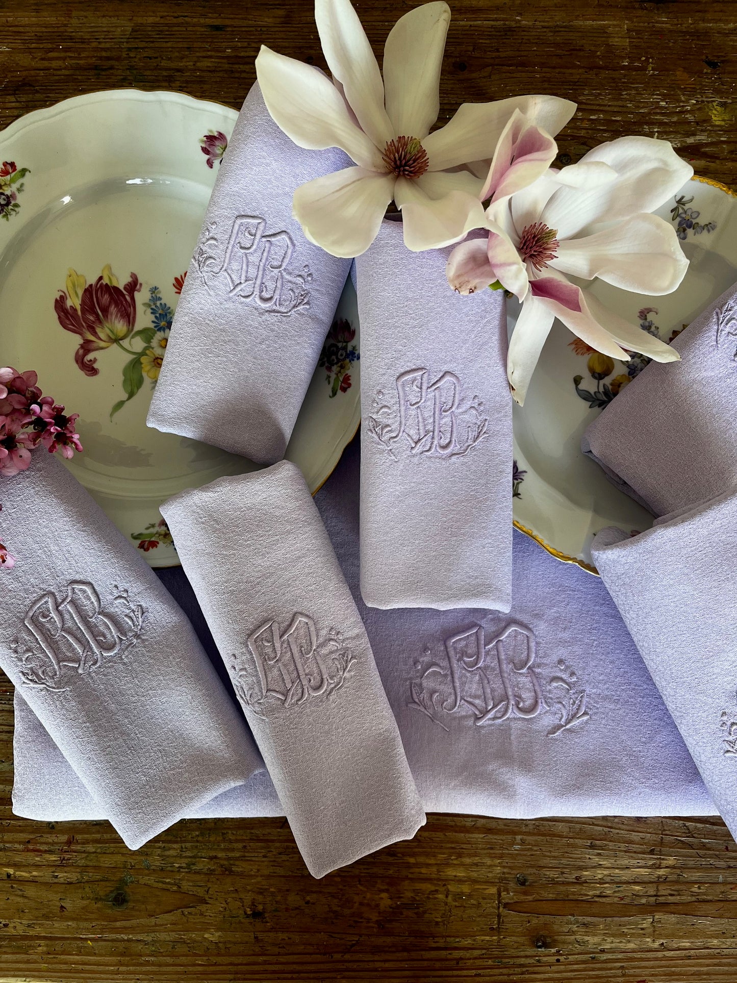 Nappe ancienne teintée en mauve, linge de table vintage avec imperfections