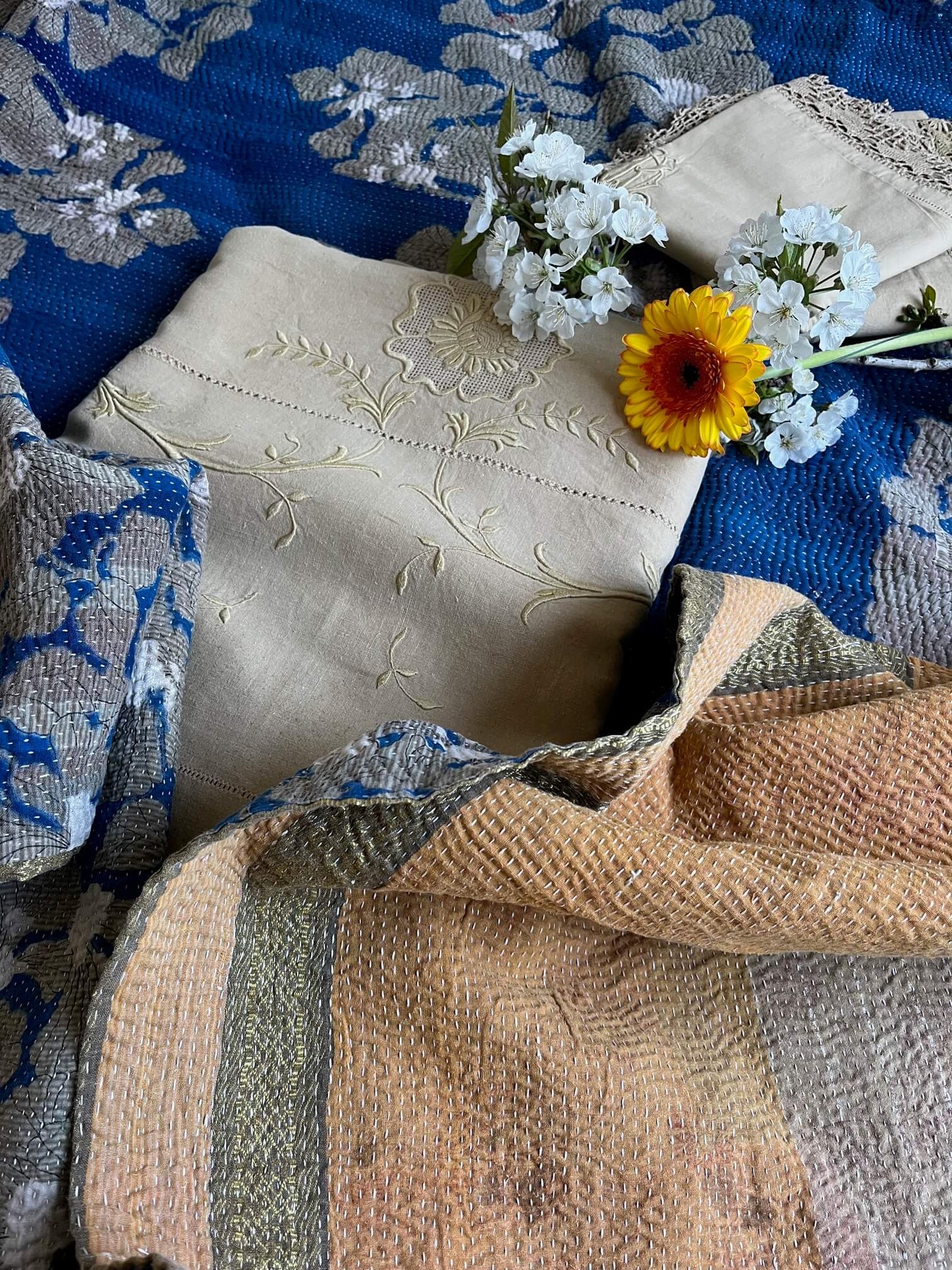 linge ancien brodé et des fleurs pour une déco poétique