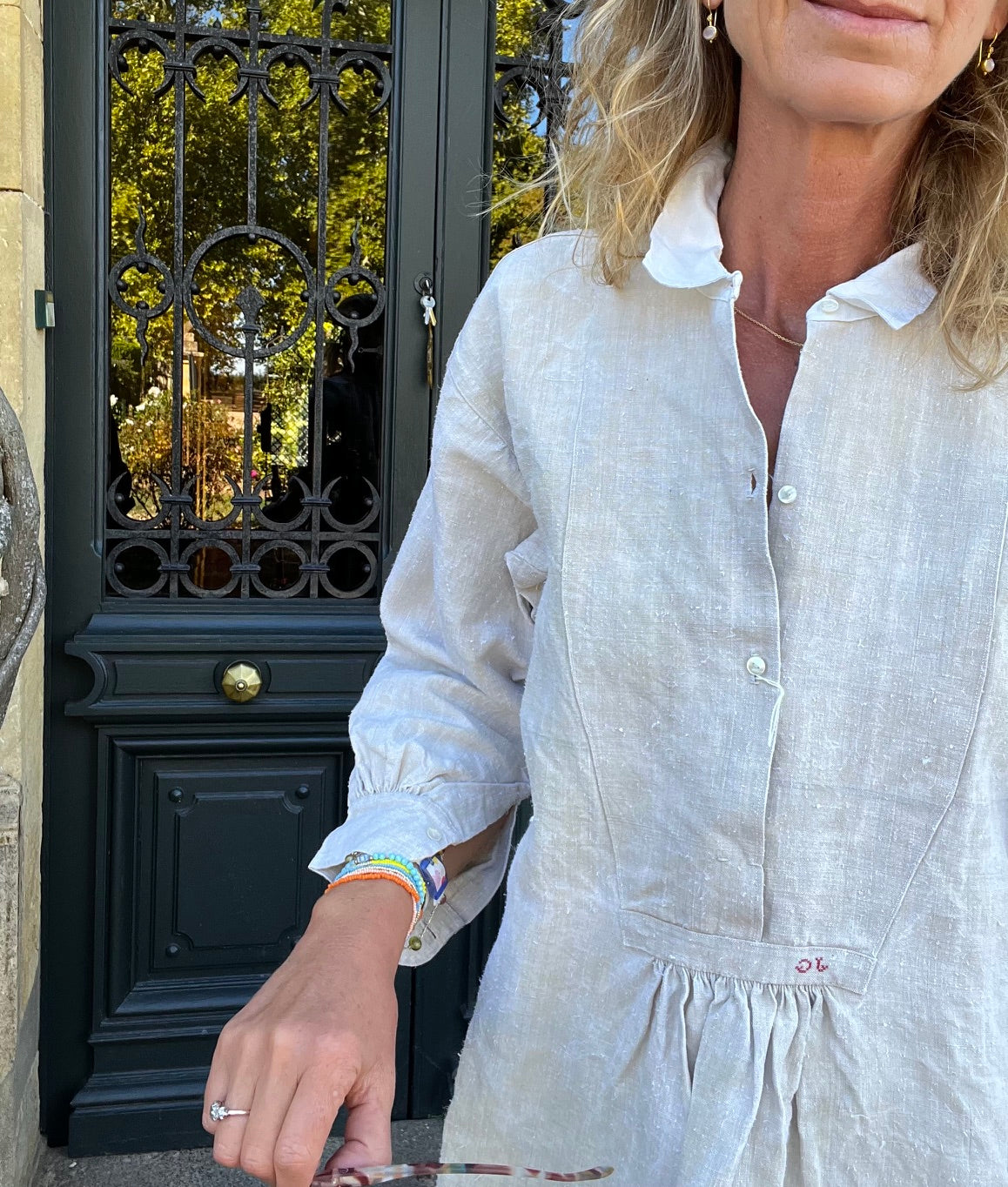 Détail de la texture du chanvre ancien d’une chemise vintage