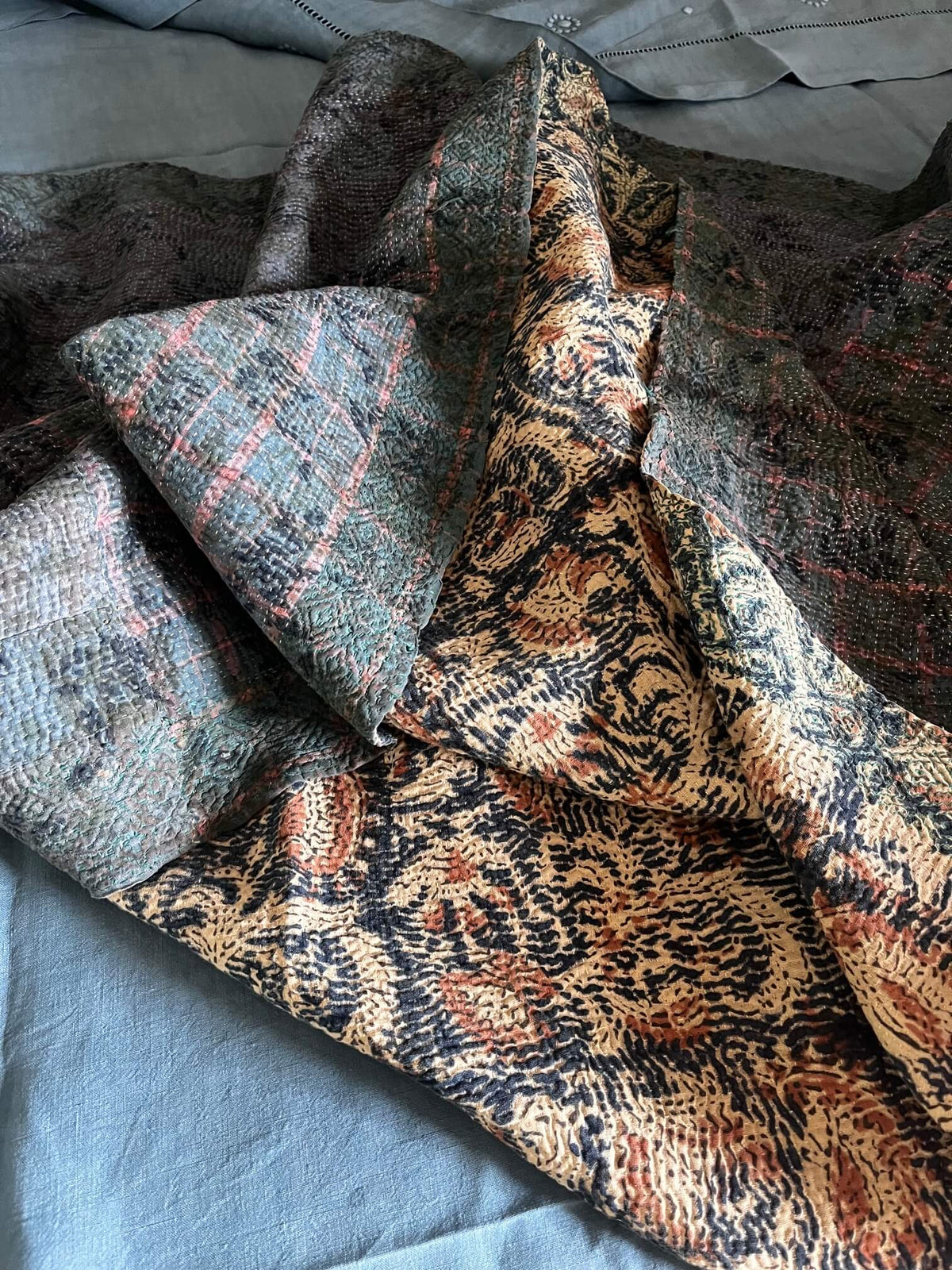 Détail des motifs et du textile d’un couvre-lit réversible