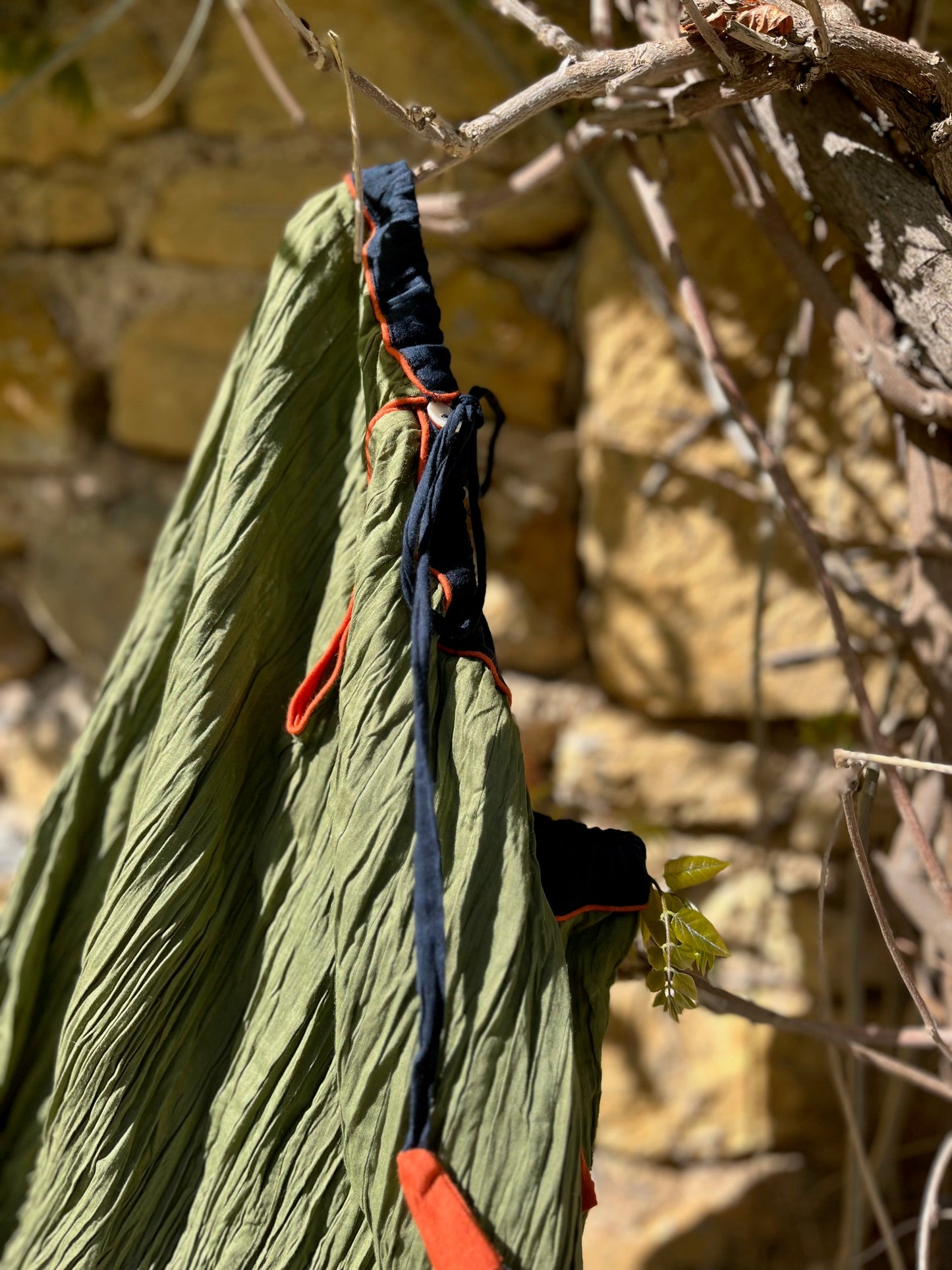 Détail du lien à nouer de la jupe en coton, bordure contrastée