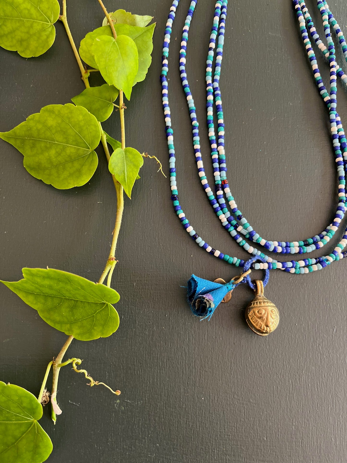 Zoom sur les perles bleues du collier mala fait main