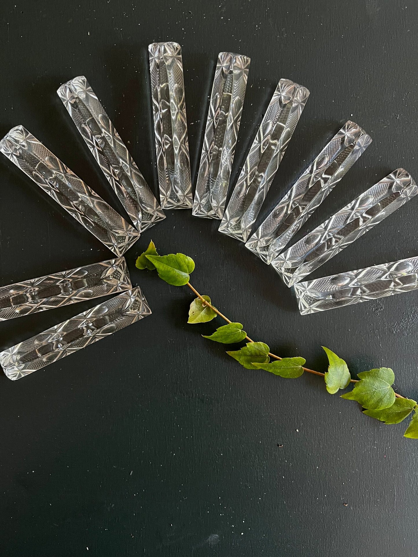 Détail qualité verre brillant transparent des portes-couteaux, finition premium