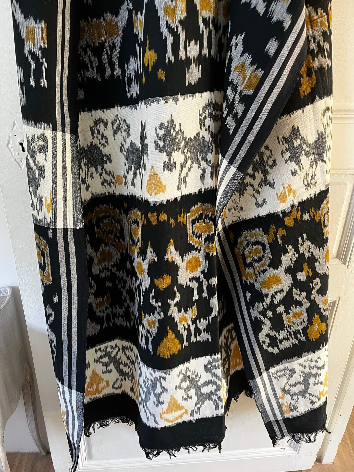 Zoom sur le motif Ikat du plaid jaune et noir, artisanat indien traditionnel"