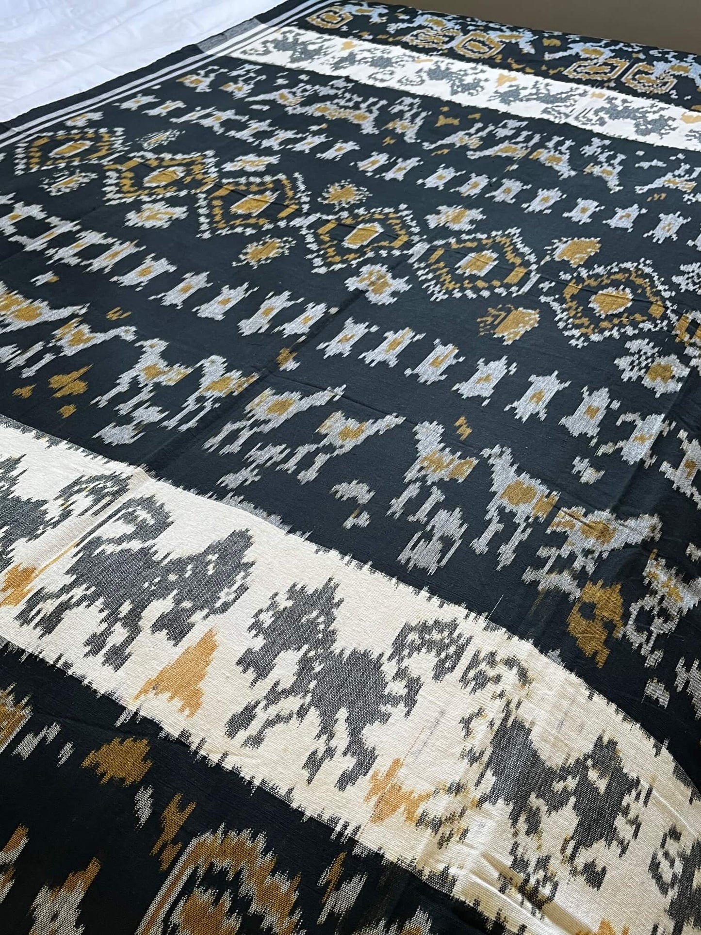 Couvre-lit Ikat jaune, tissé; textile éco-responsable, noir et or