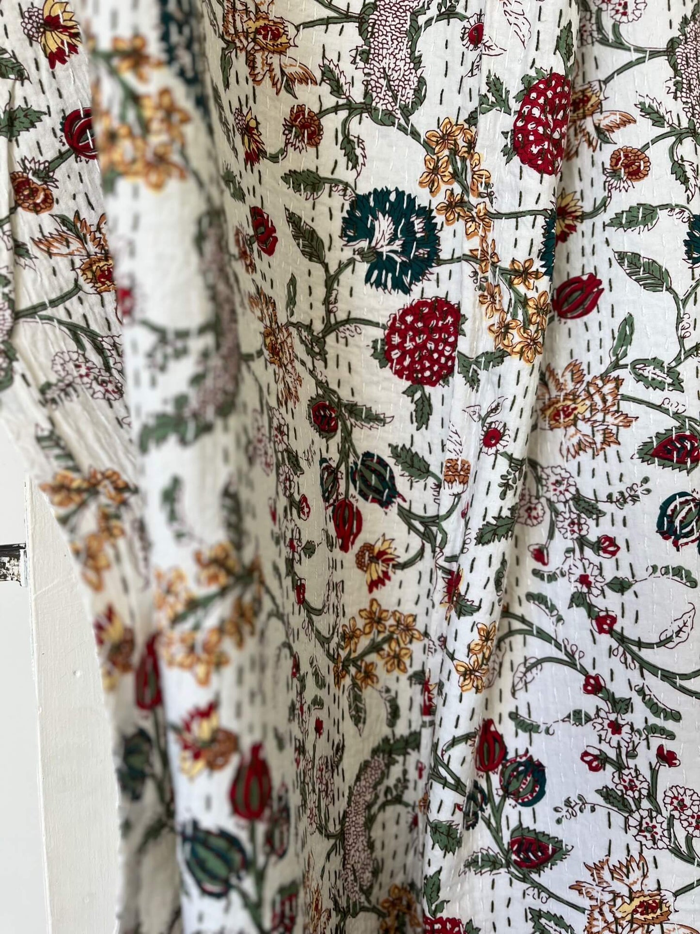 détail tissage artisanale kantha sur coton blanc