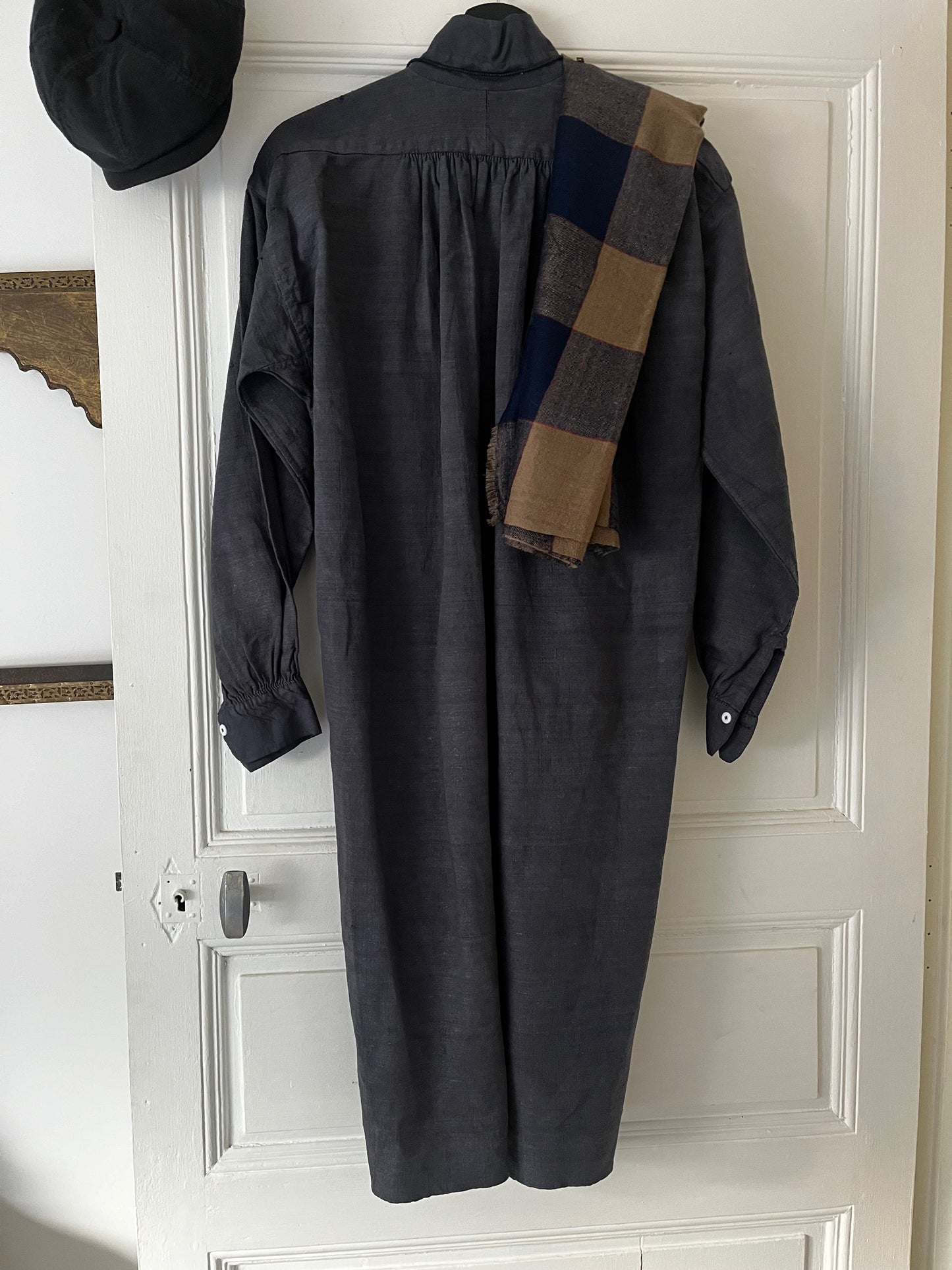 Vue dos de la chemise ancienne teinte main, taille 36/38
