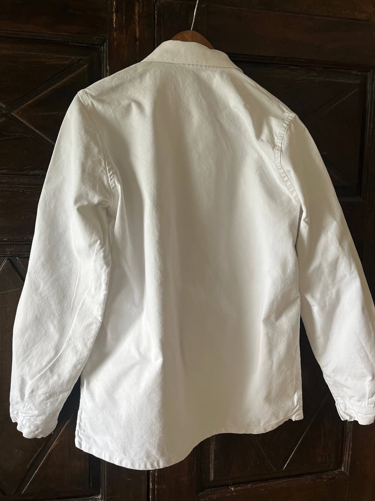 dos de la veste blanche d'artiste