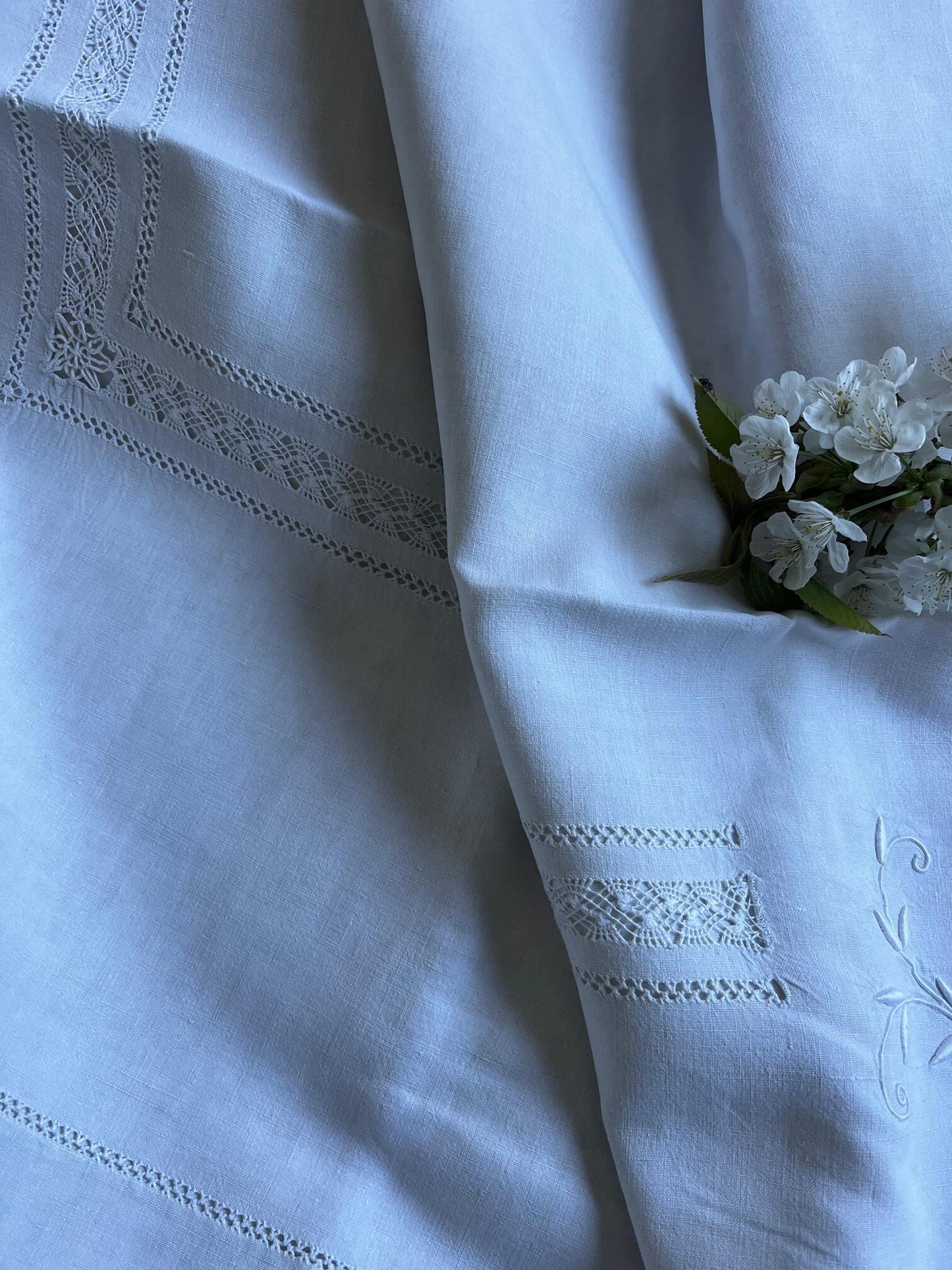détails de la finesse de la broderie faite à la main